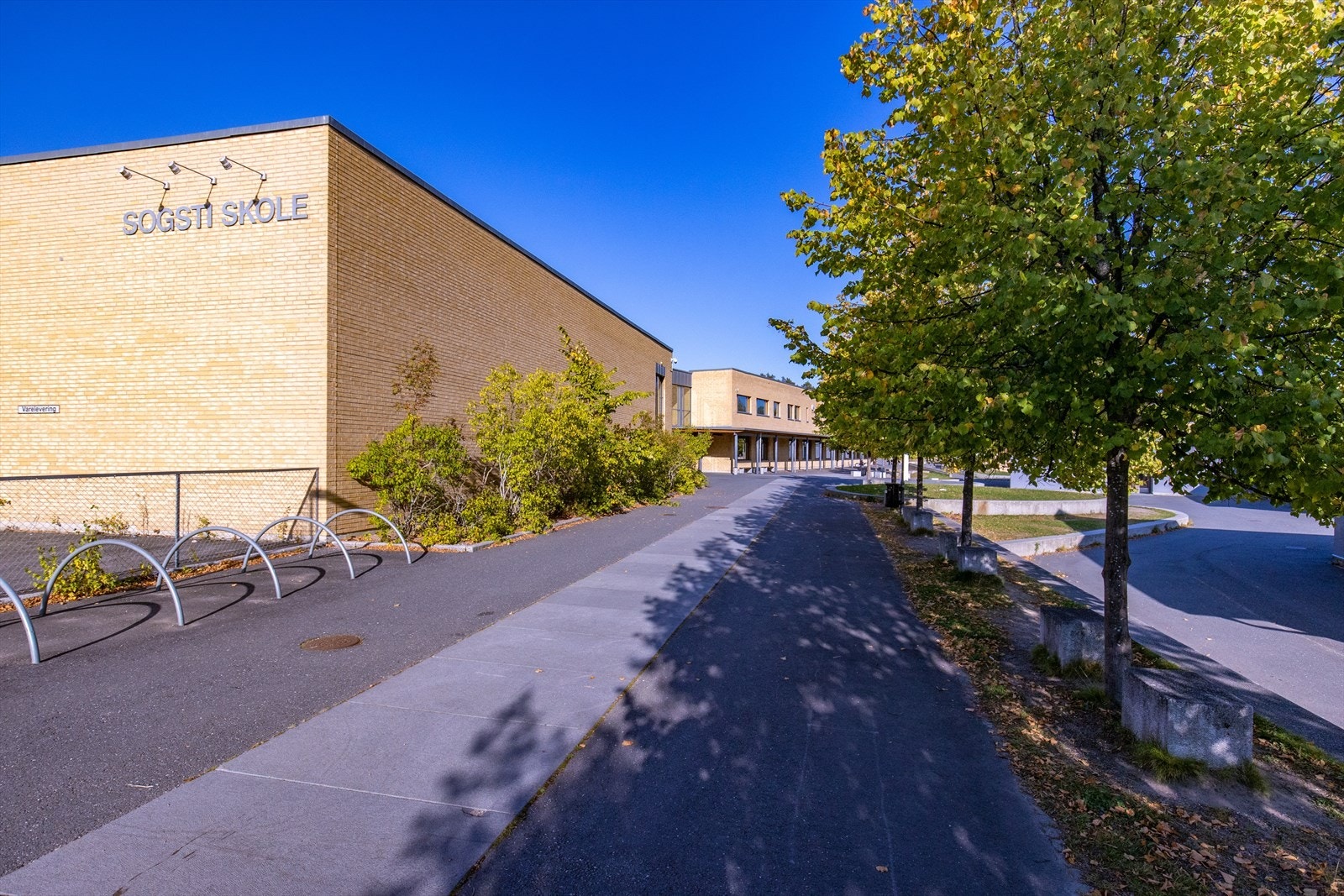 Sogsti skole som ligger i umiddelbar nærhet. Galleribilde