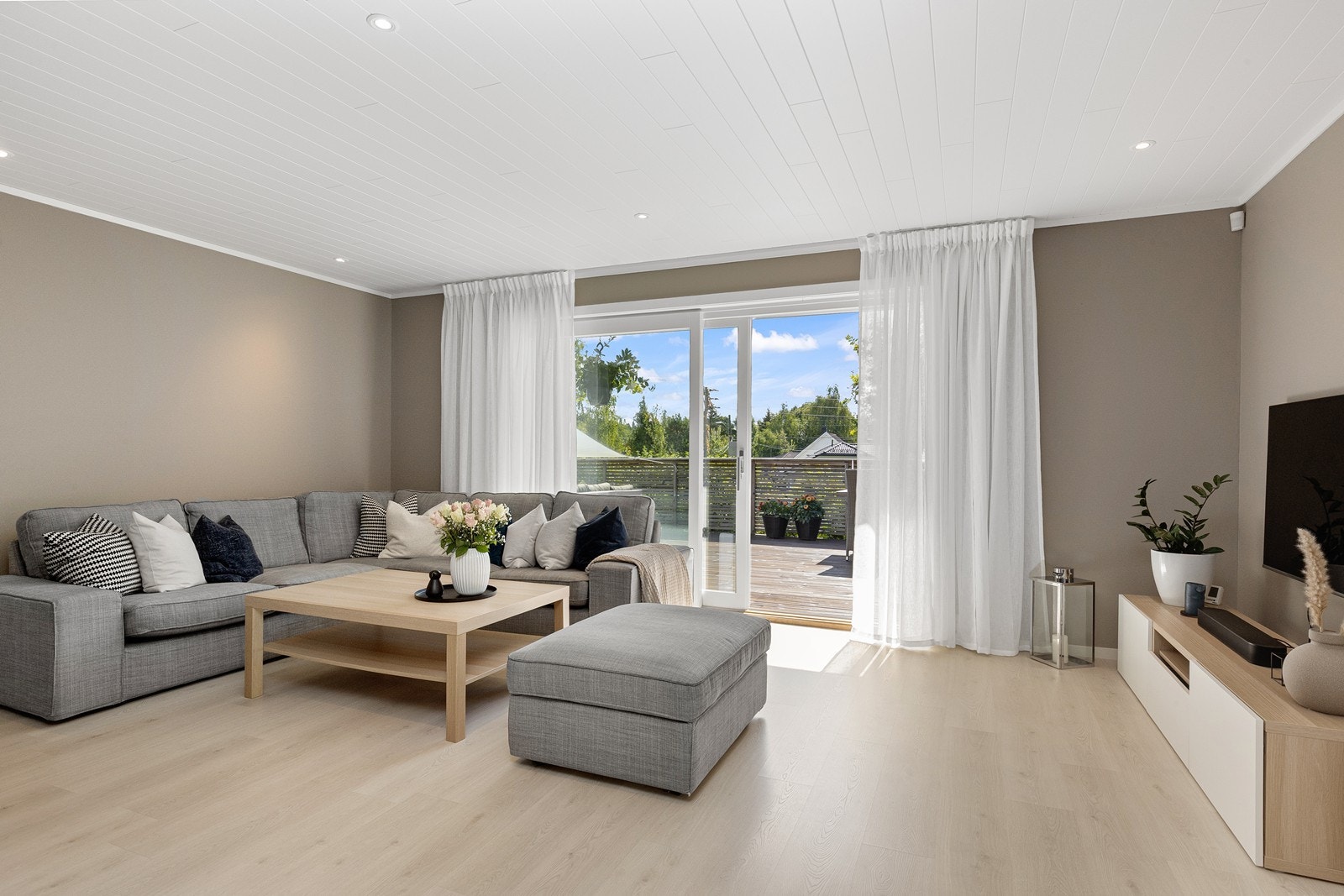 Stue med utgang til stor terrasse mot syd. Galleribilde