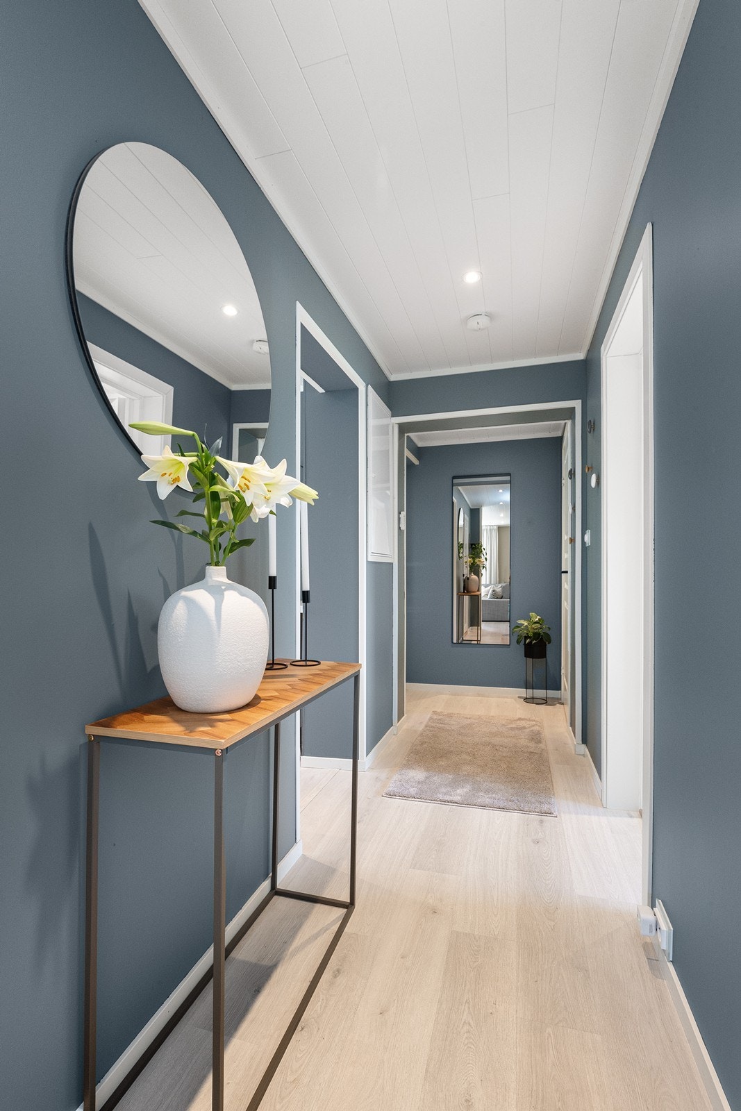 Innbydende gang i tidsriktige farger. Galleribilde