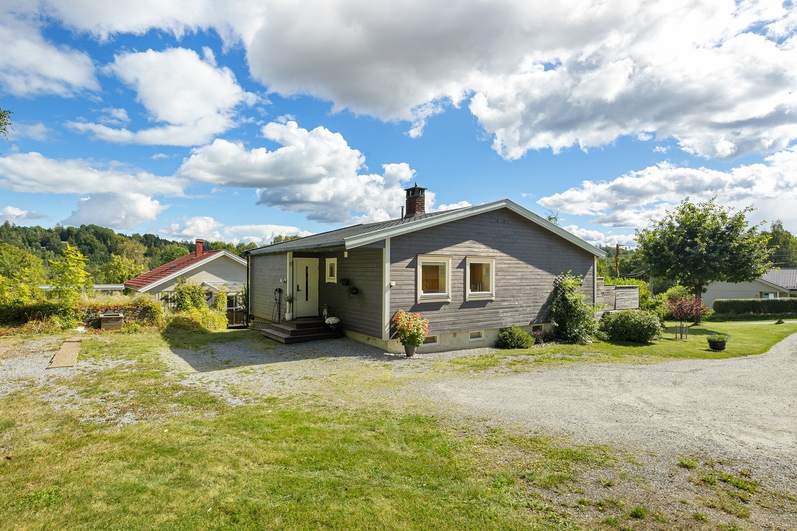 Godt med biloppstillingsplass og mulighet for garasje. EL-bil lader er montert. Galleribilde