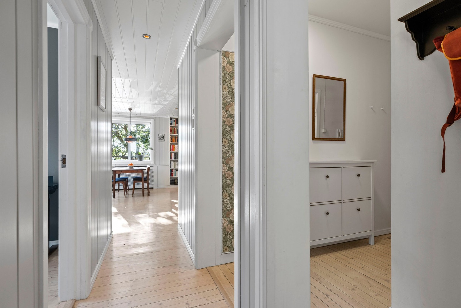 I gangen er det en meget praktisk innvendig bod for ytterligere lagring og oppbevaring. Galleribilde