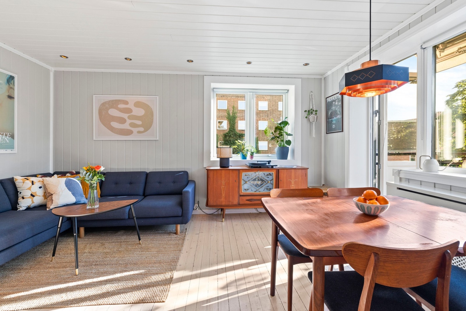 Rommet gir plass til både sofa, TV-løsning og hyggelige sittegrupper - et rom som virkelig innbyr til å leve og trives. Galleribilde