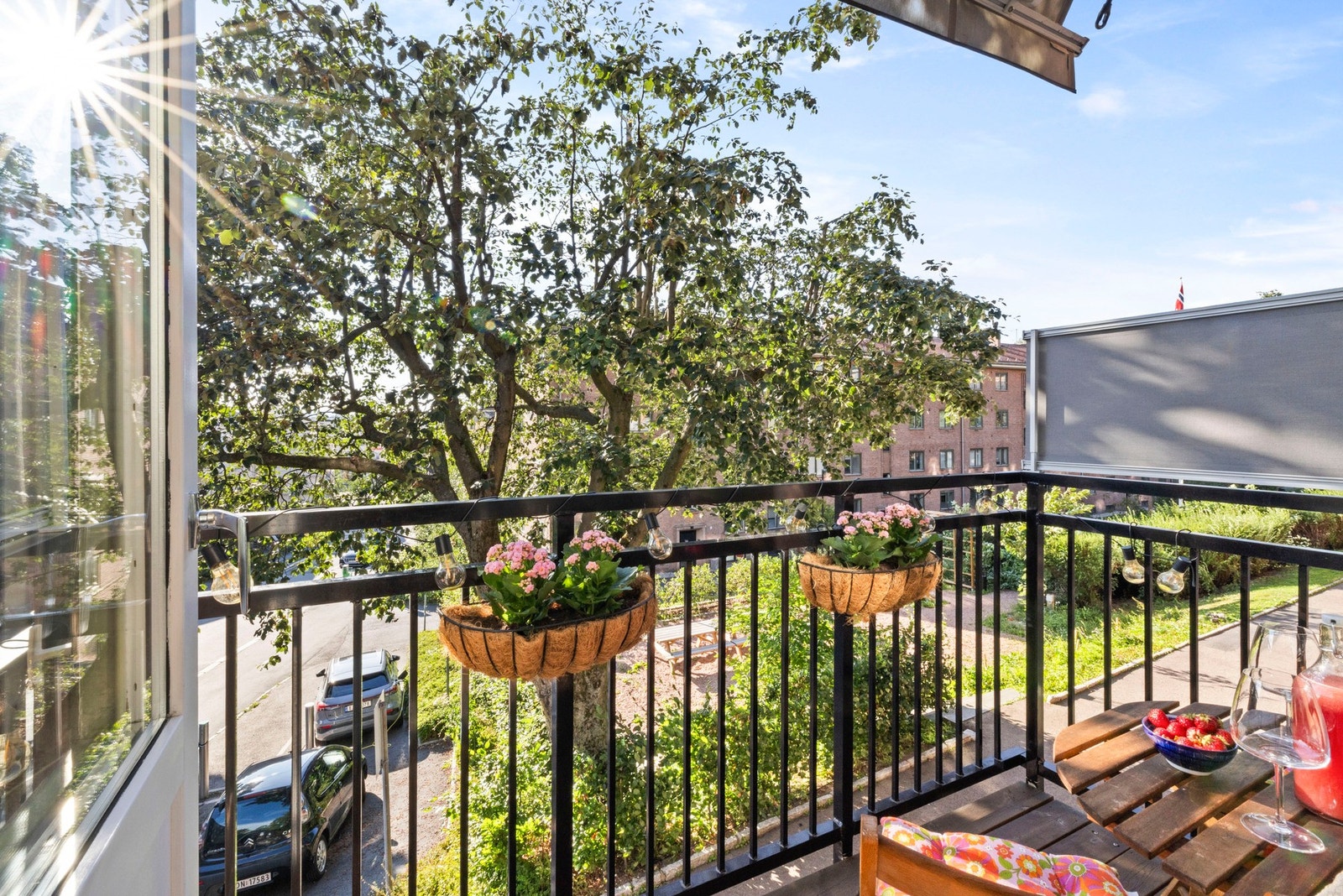 Fra stuen har du direkte utgang til en vestvendt balkong på 3 kvm med herlig utsikt over de grønne fellesområdene. Galleribilde