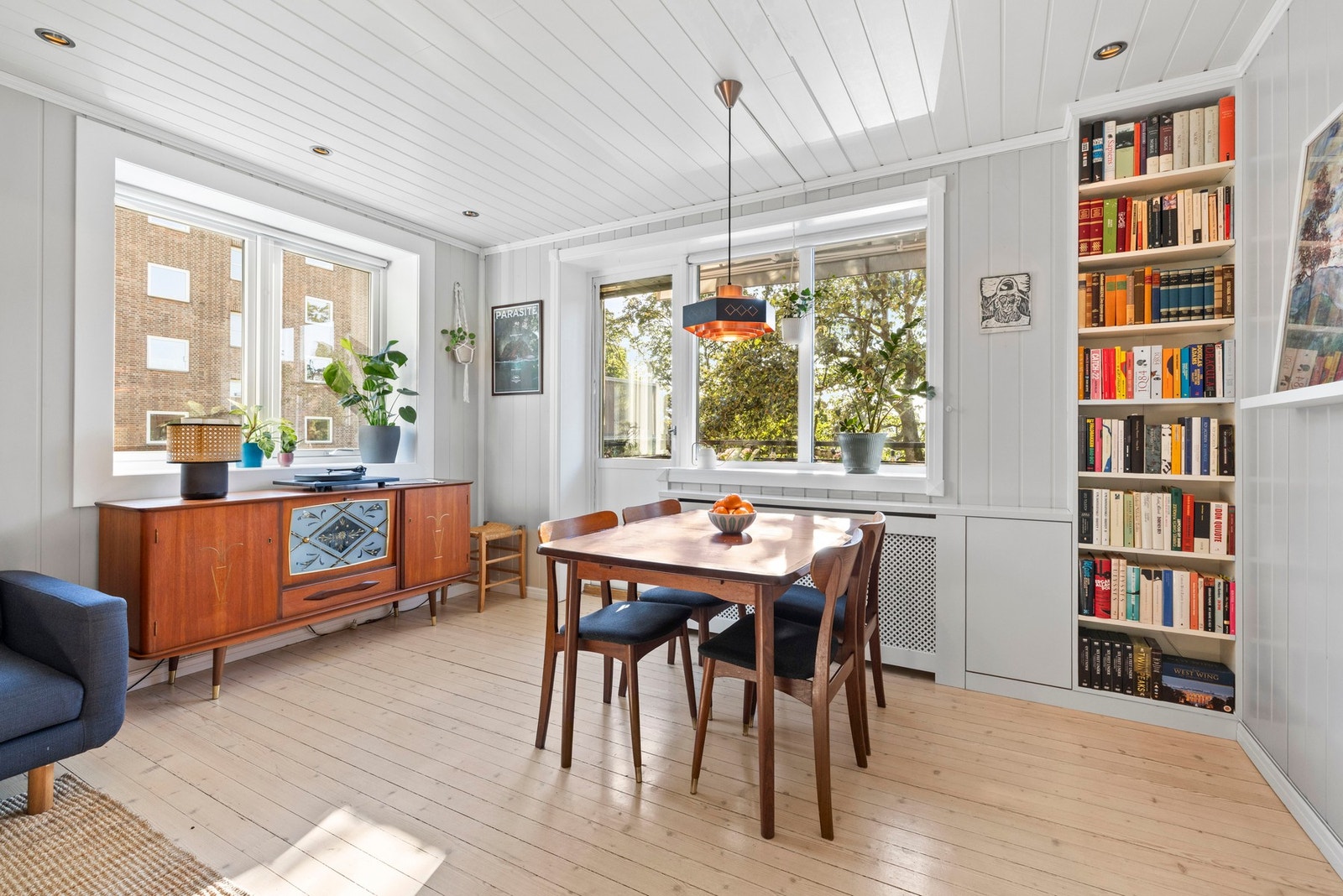 Leiligheten har en meget god intern beliggenhet på enden som gir lysinnslipp fra tre himmelretninger. Galleribilde