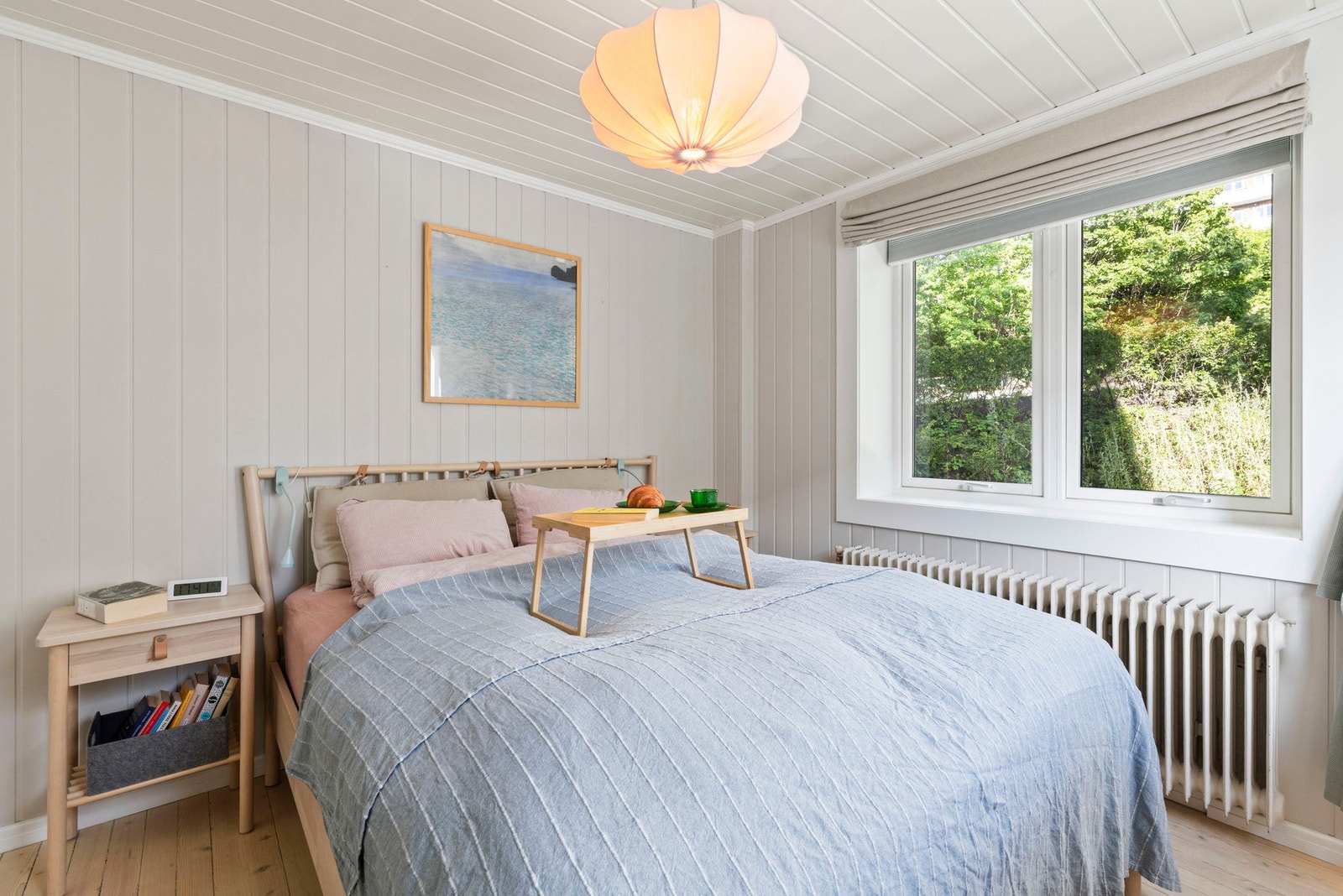 Her er det god plass til dobbeltseng, nattbord på hver side og garderobeløsning Galleribilde