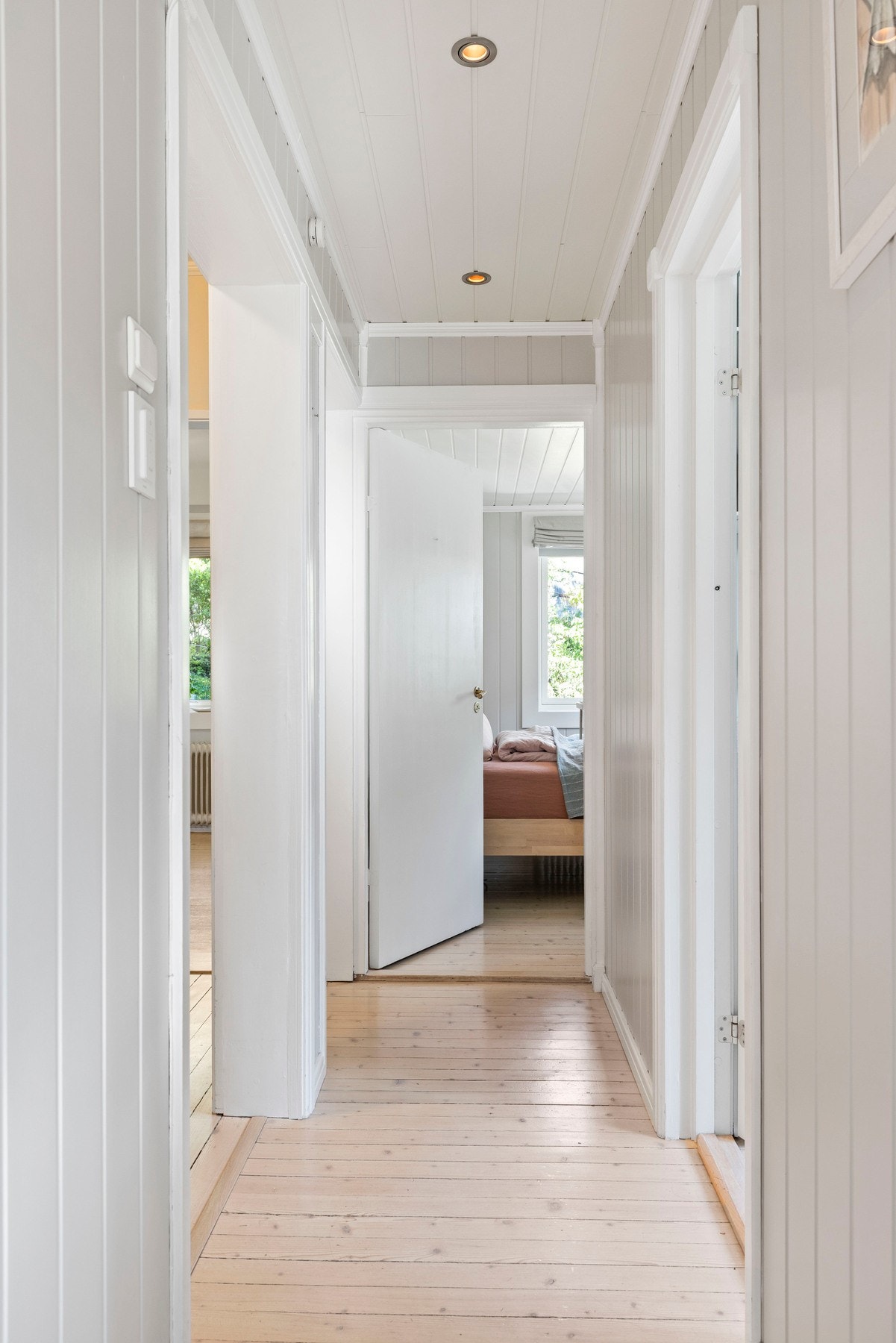 Leiligheten har en romslig gang som fungerer som et naturlig knutepunkt mellom alle rom i boligen. Galleribilde