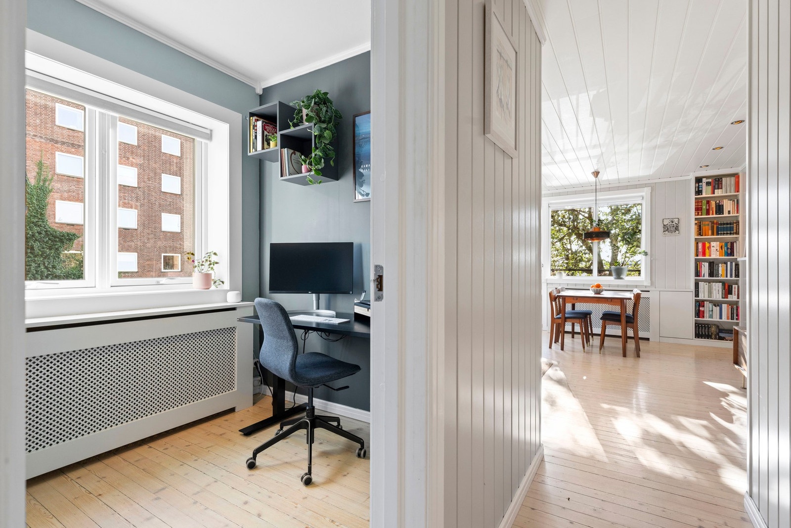 De fantastiske lysforholdene kombinert med lysmalte vegger sørger for en luftig og god atmosfære. Galleribilde