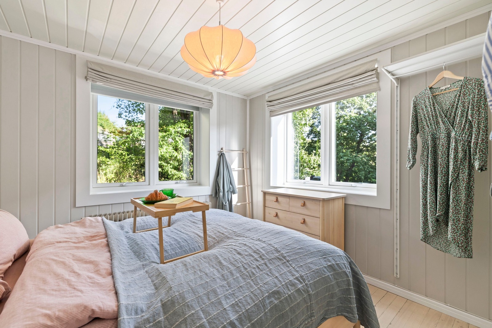 Hovedsoverommet ligger vendt mot grønne omgivelser og er av god størrelse. Galleribilde