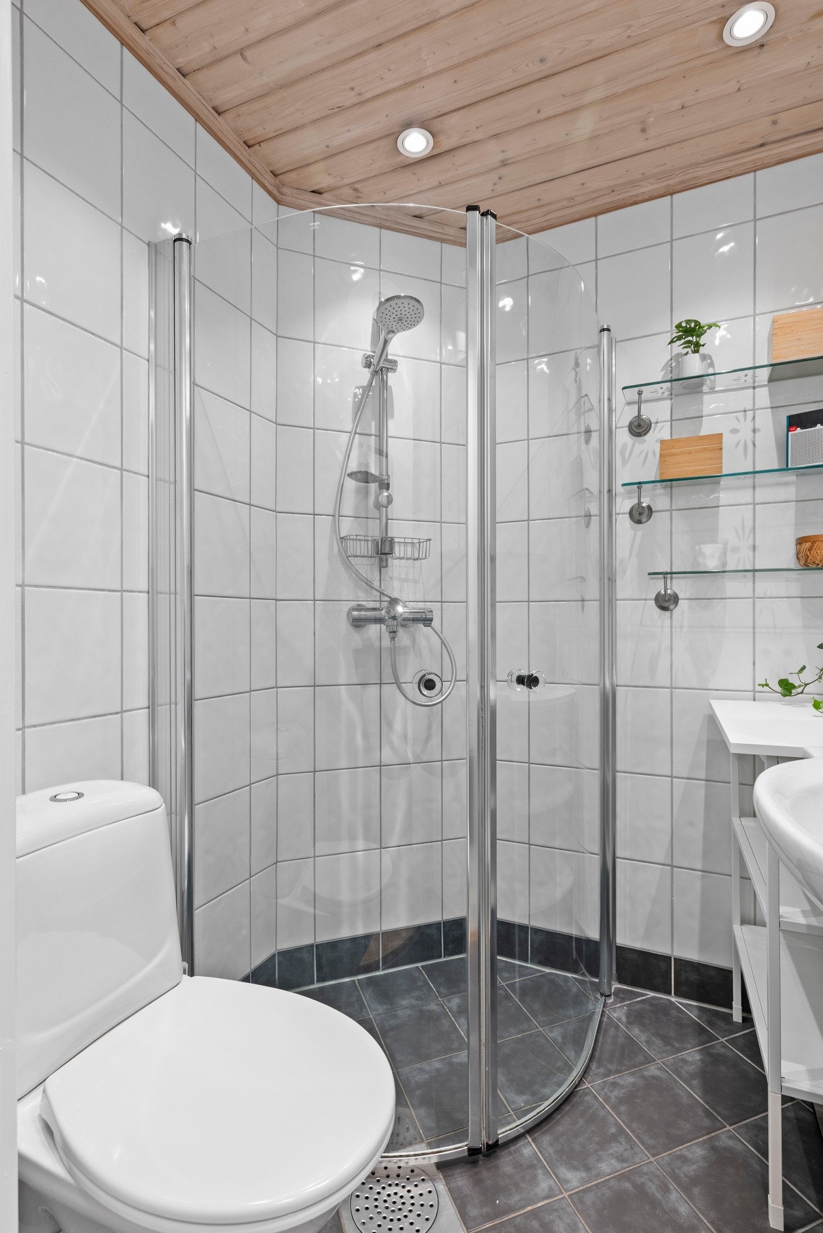 Baderommet er praktisk plassert med enkel adkomst fra entréen. Galleribilde