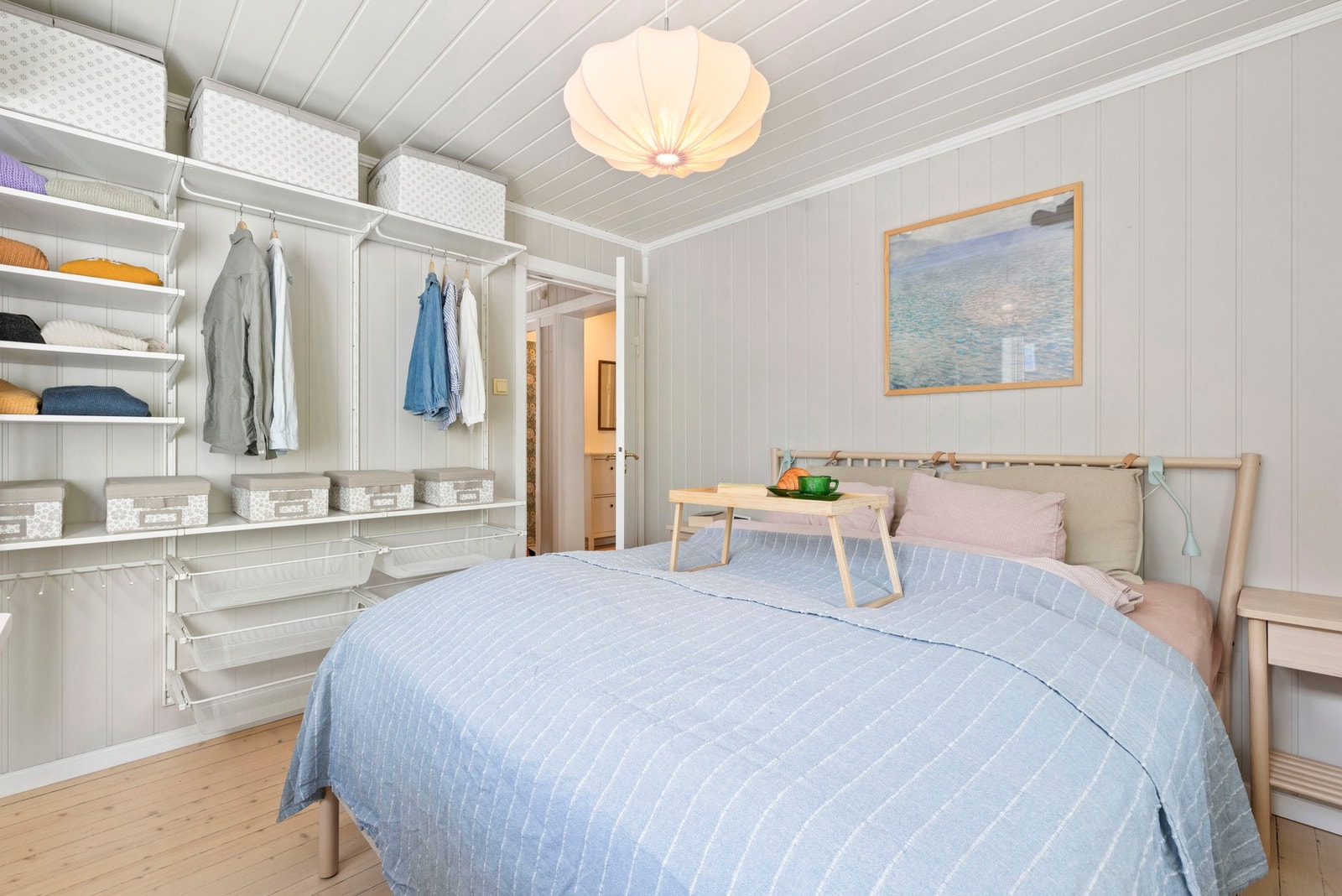 Rommet inviterer til en god natts søvn og du kan enkelt trekke deg tilbake for å lade batteriene etter en lang dag på skole eller jobb. Galleribilde