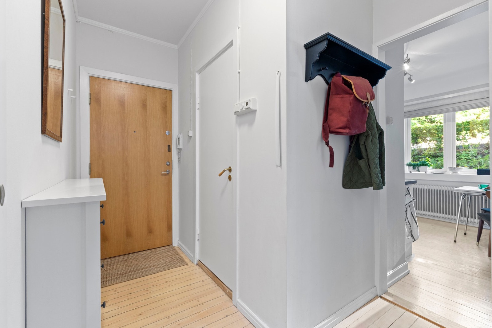 Entréen er lys og romslig, med god plass til å henge opp yttertøy og sette fra seg sko. Galleribilde
