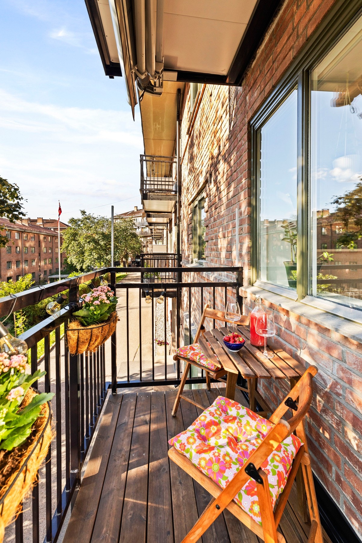 Du får fint plass til et cafésett som gjør dette til et hyggelig oppholdssted. Galleribilde