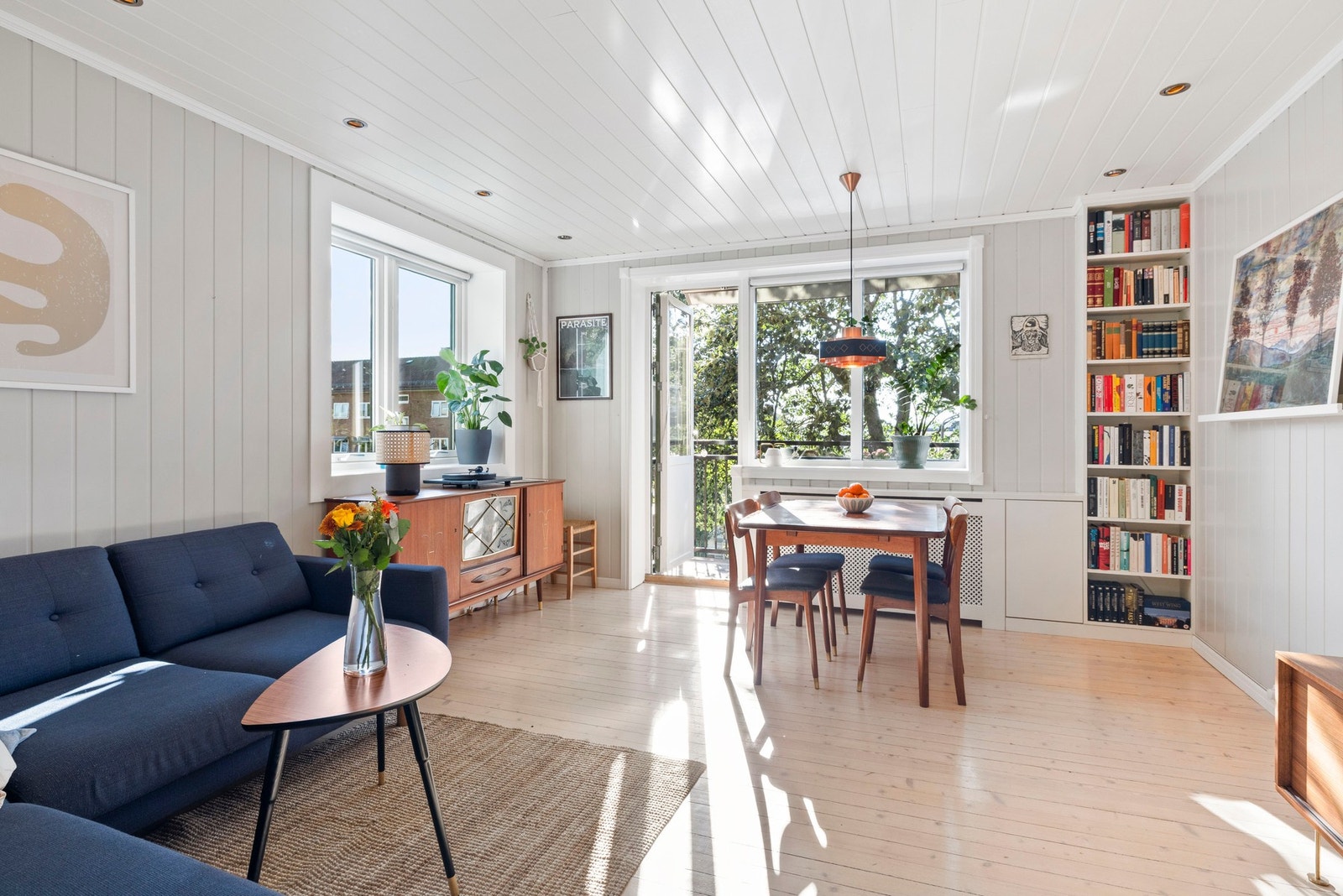 Stuen er boligens naturlige samlingspunkt - luftig, lys og perfekt for både rolige kvelder og sosiale sammenkomster. Galleribilde