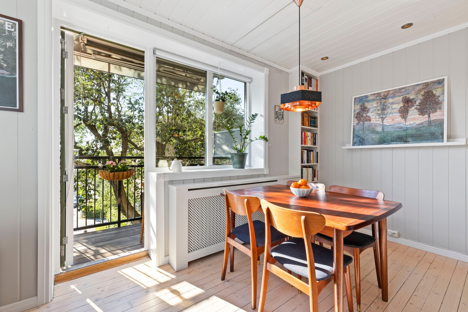 Store vinduer slipper inn rikelig med dagslys, og herfra har du direkte utgang til balkongen. Galleribilde