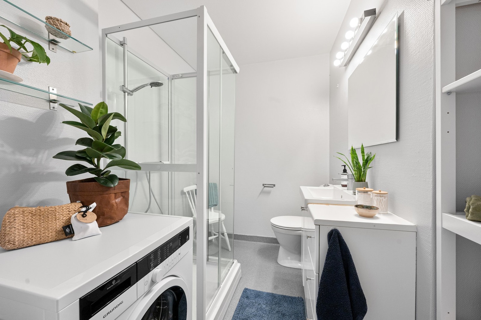 Baderommet har enkel standard og er innredet med servantskap med servant, speil og lysarmatur, toalett, dusjkabinett og opplegg for vaskemaskin. Galleribilde