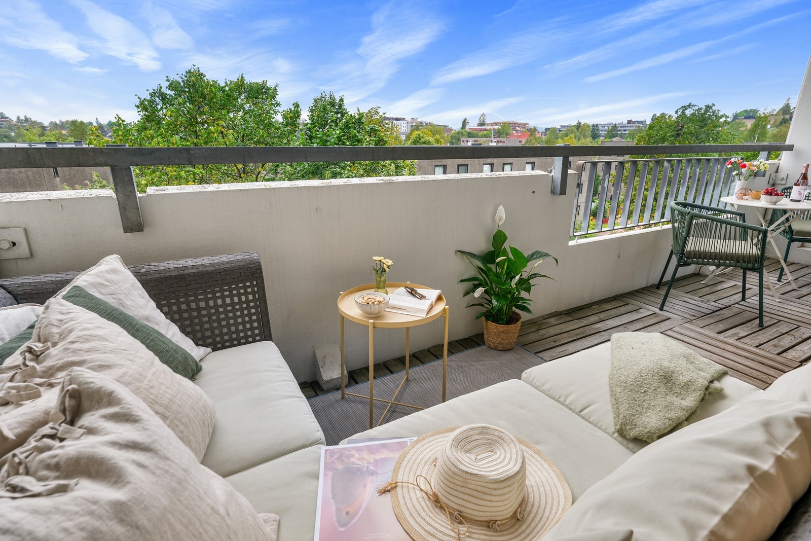 Den sydvestvendte balkongen byr på god plass til både utesofa og spisebord, og i borettslaget er det tillatt å bruke elektrisk grill. Galleribilde