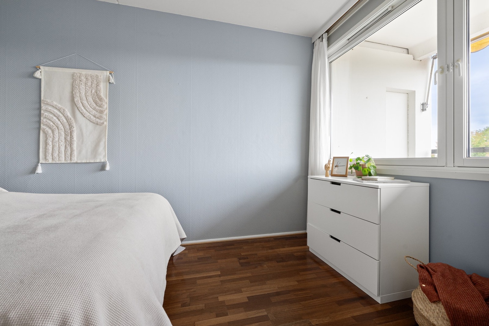 Et lyst og behagelig soverom med plass til dobbeltseng og oppbevaring. Galleribilde