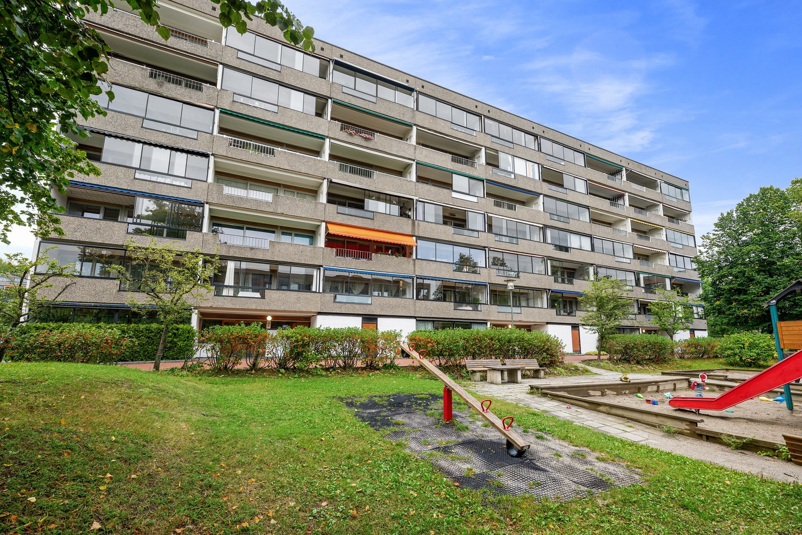 Borettslaget har meget hyggelige uteområder og det er kort vei til Mærradalen med fantastiske turmuligheter. Galleribilde