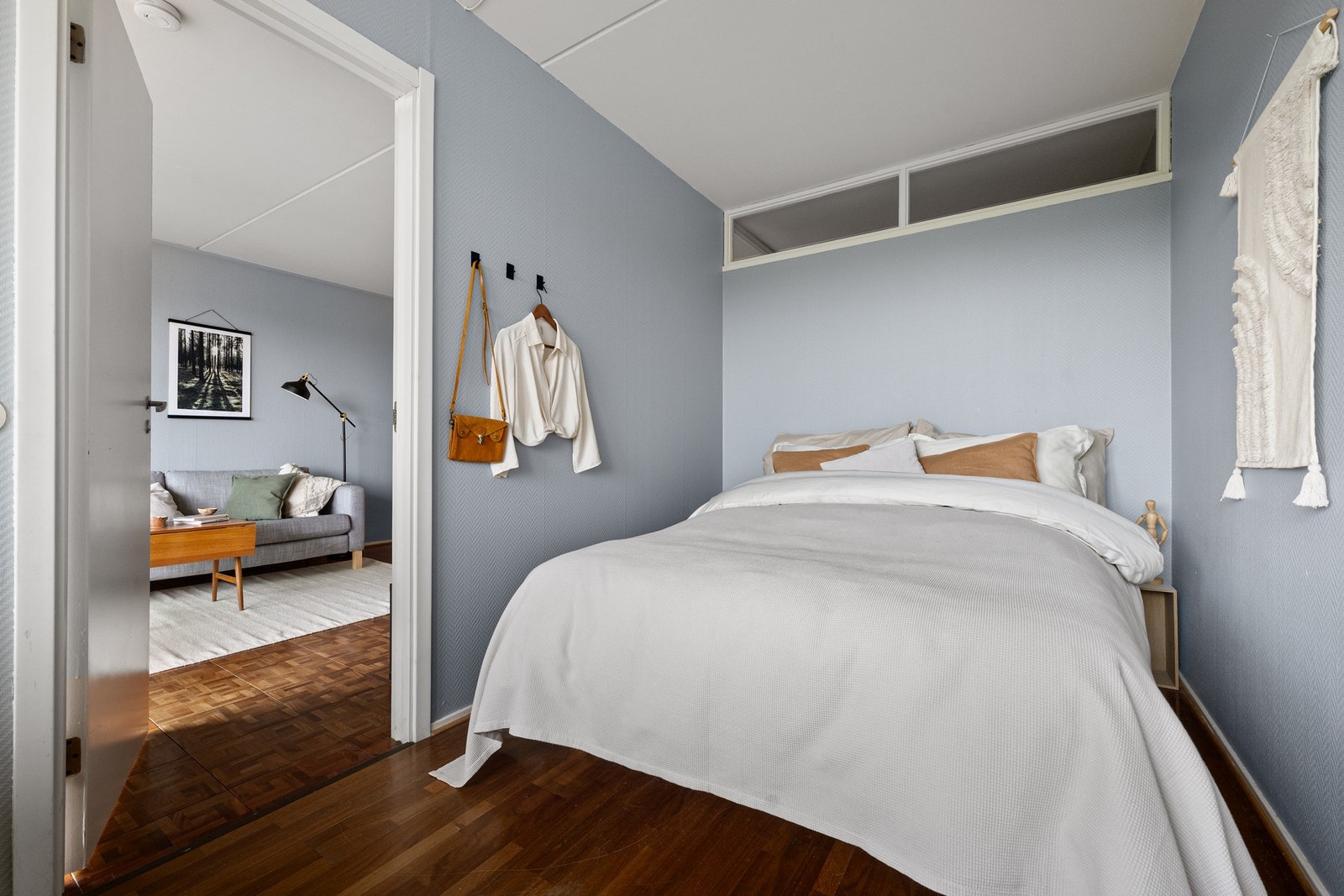 Soverommet har en rolig atmosfære med vindu ut mot balkongen. Galleribilde