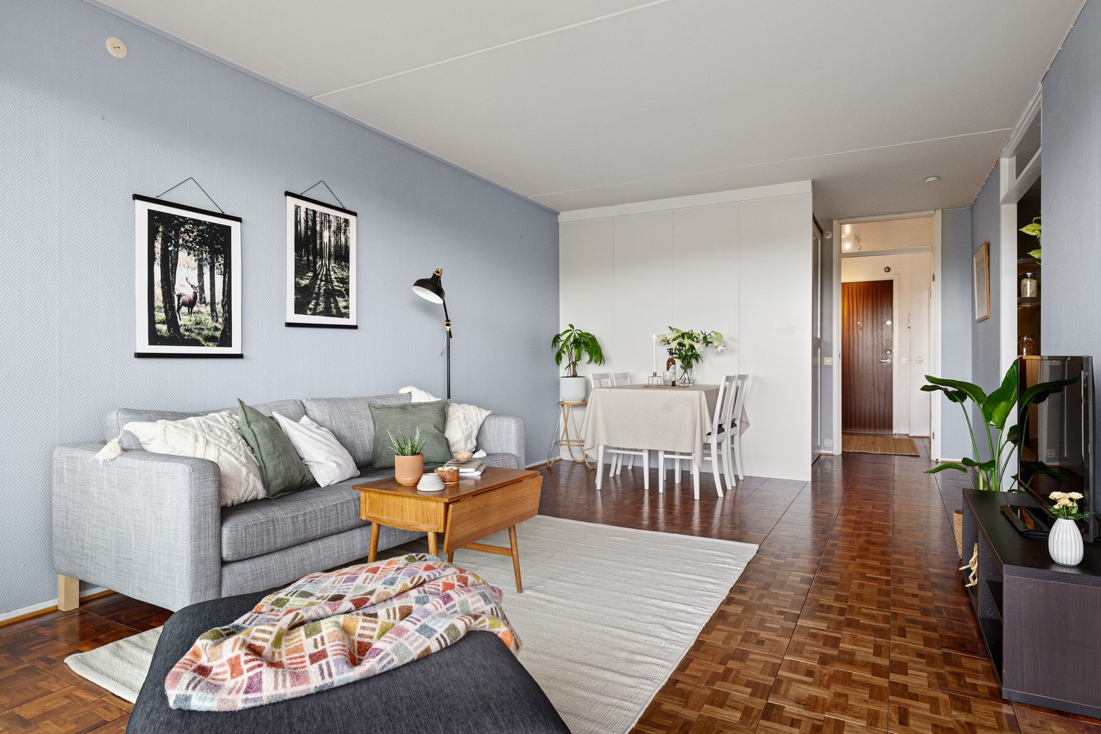 Leiligheten er godt utnyttet med delvis åpen stue- og kjøkkenløsning, fint soverom, innbydende entré og et bad som har fått enkelte oppgraderinger. Galleribilde