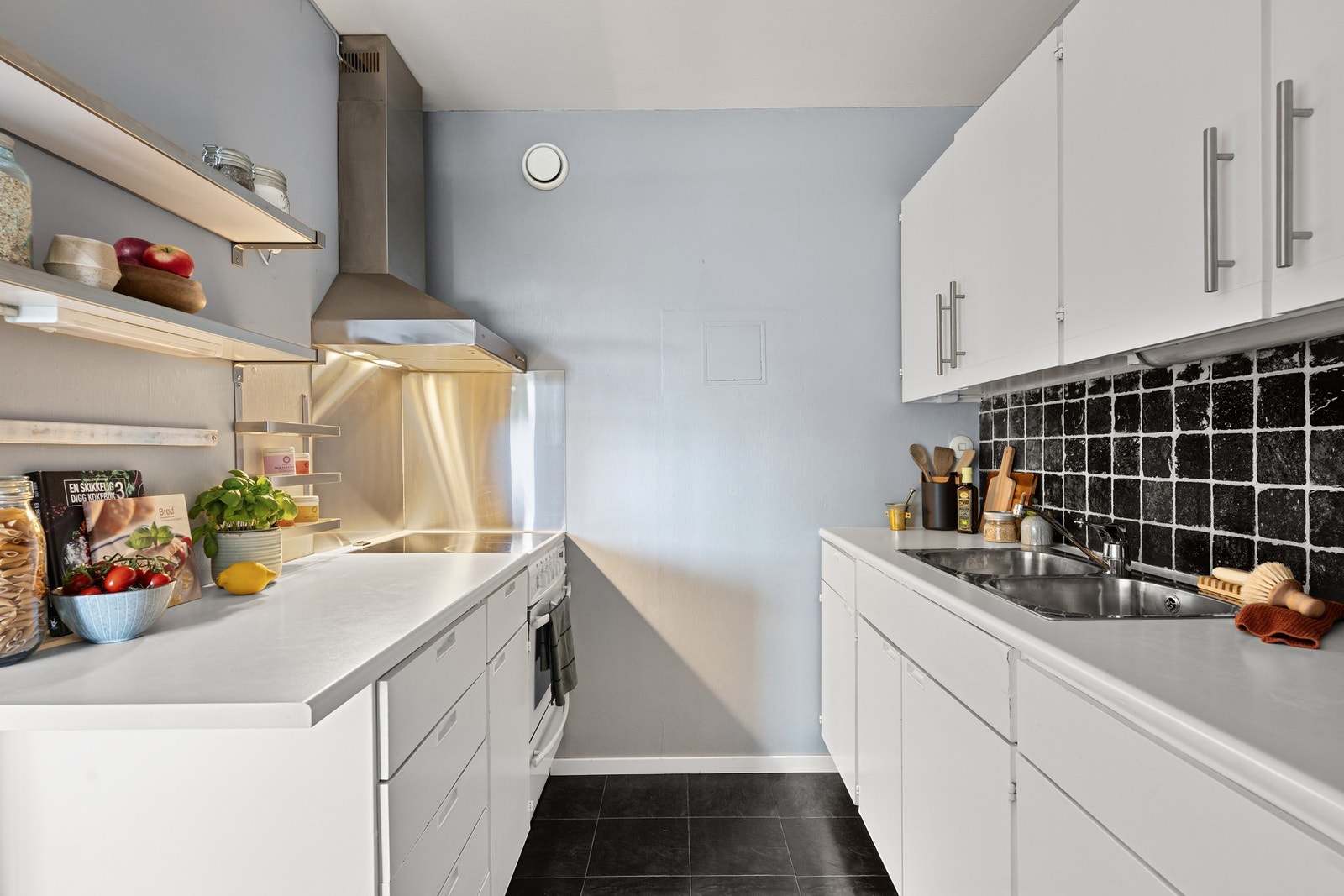 Funksjonelt kjøkken med rikelig skap- og benkeplass samt laminat benkeplate. Hvitevarer følger med i salget. Galleribilde