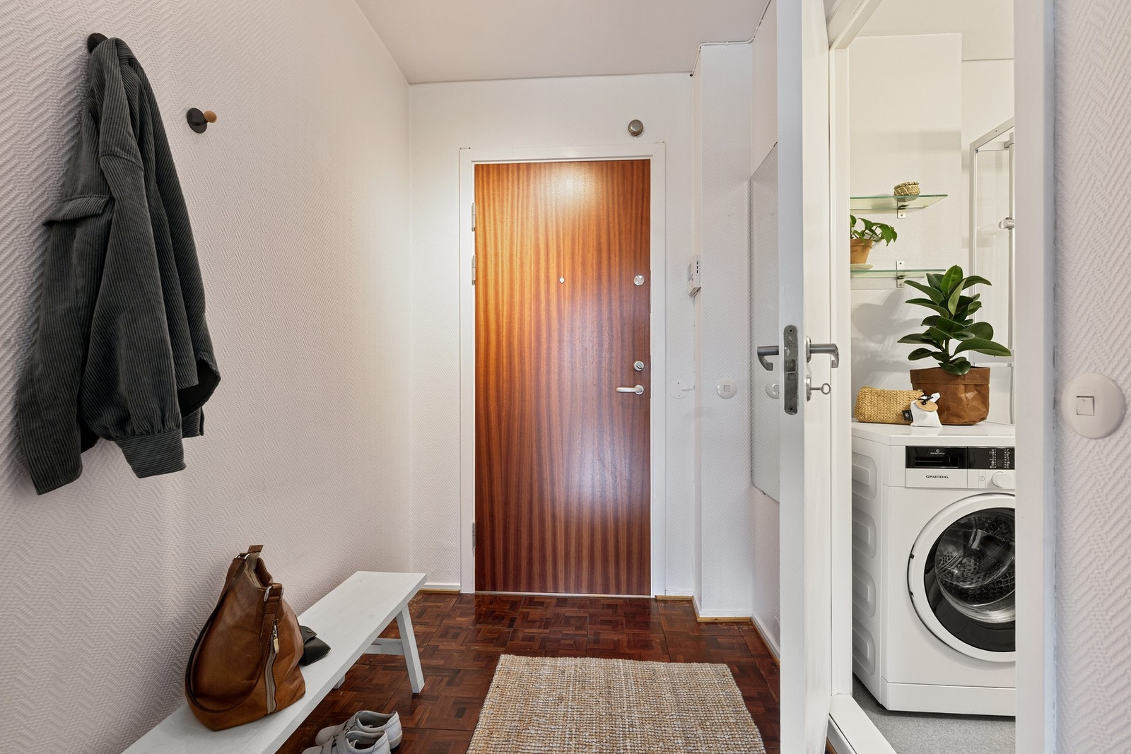 Entréen har både plass til knagger og skoskap. Galleribilde
