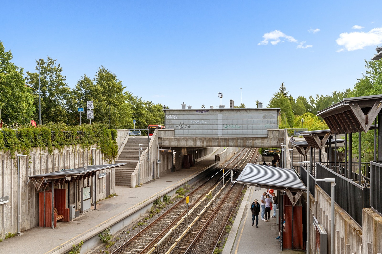Fra leiligheten kort vei til T-bane (Hovseter) med hyppige avganger. Galleribilde