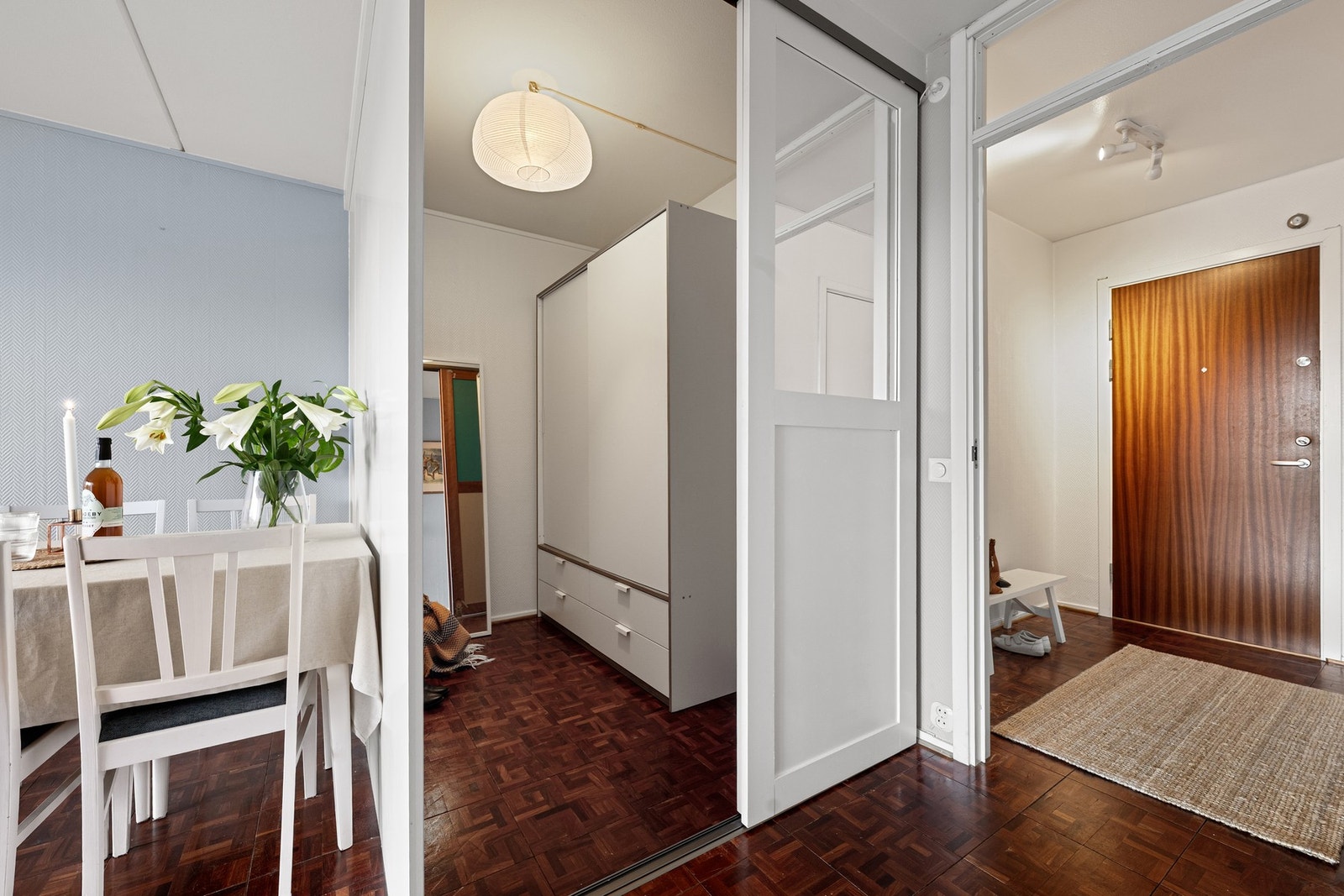 Like ved entréen finner du et anvendelig garderoberom med skyvedør - perfekt for ekstra oppbevaring. Galleribilde