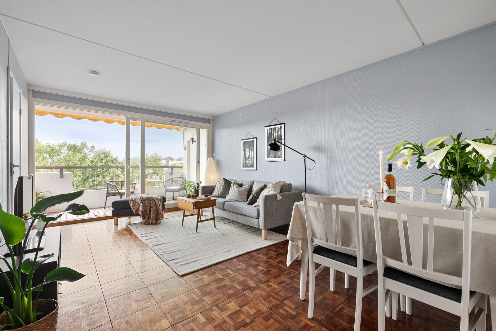 Stuen er lys og romslig, med god plass til både sofakrok og spisebord. Galleribilde