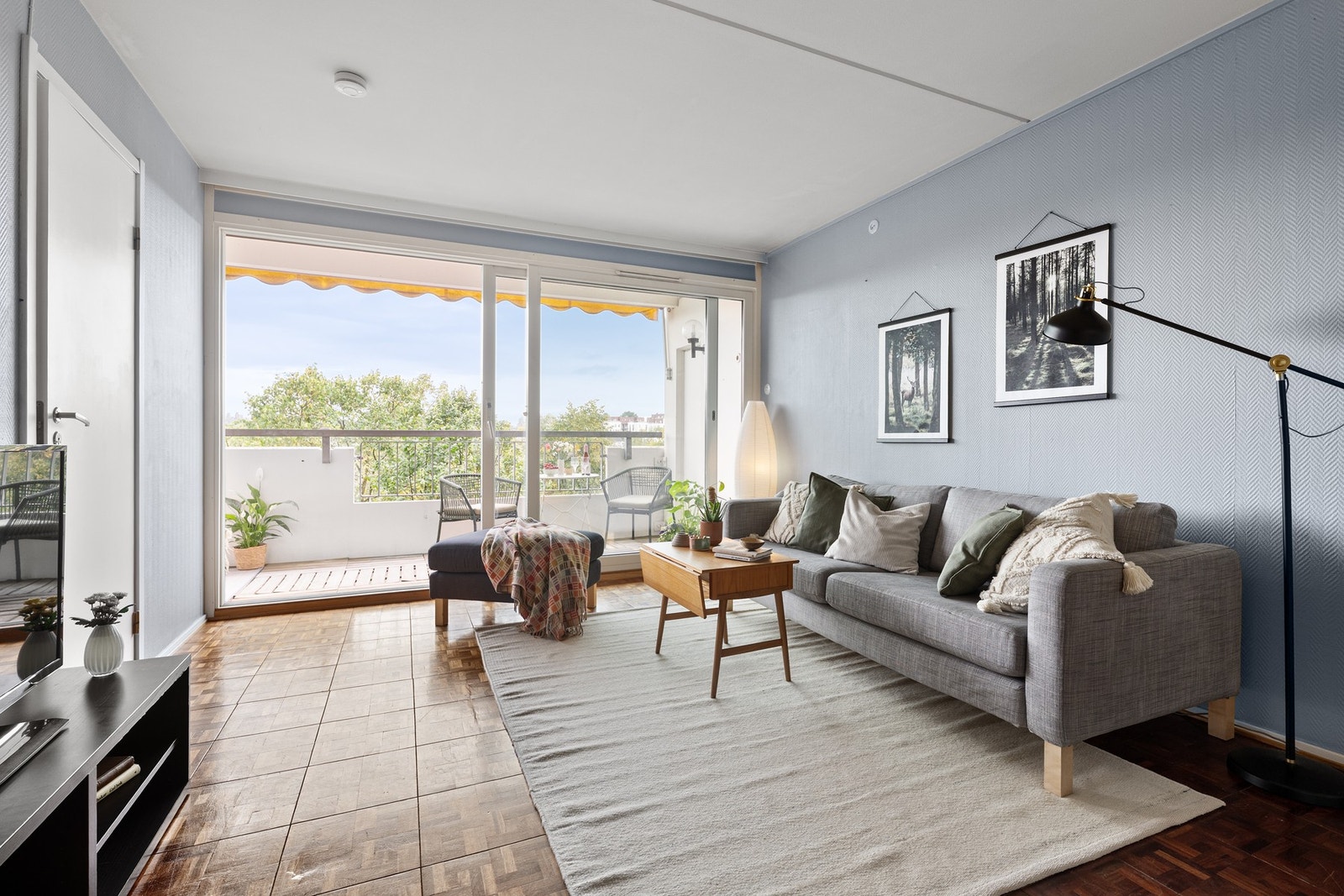 Store glassfelt i balkongdøren slipper rikelig med lys inn i stue og kjøkken. Vinduer og balkongdør ble skiftet i 2007. Galleribilde