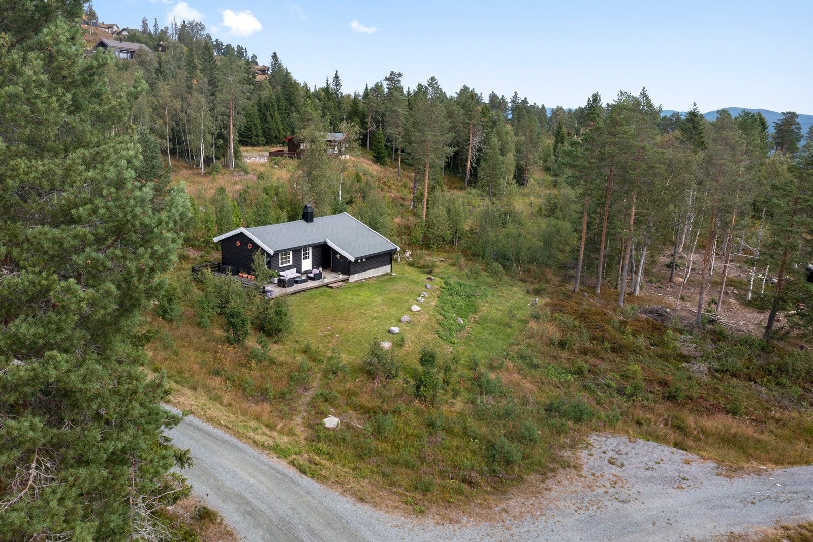 Hytten med hage og tomt Galleribilde