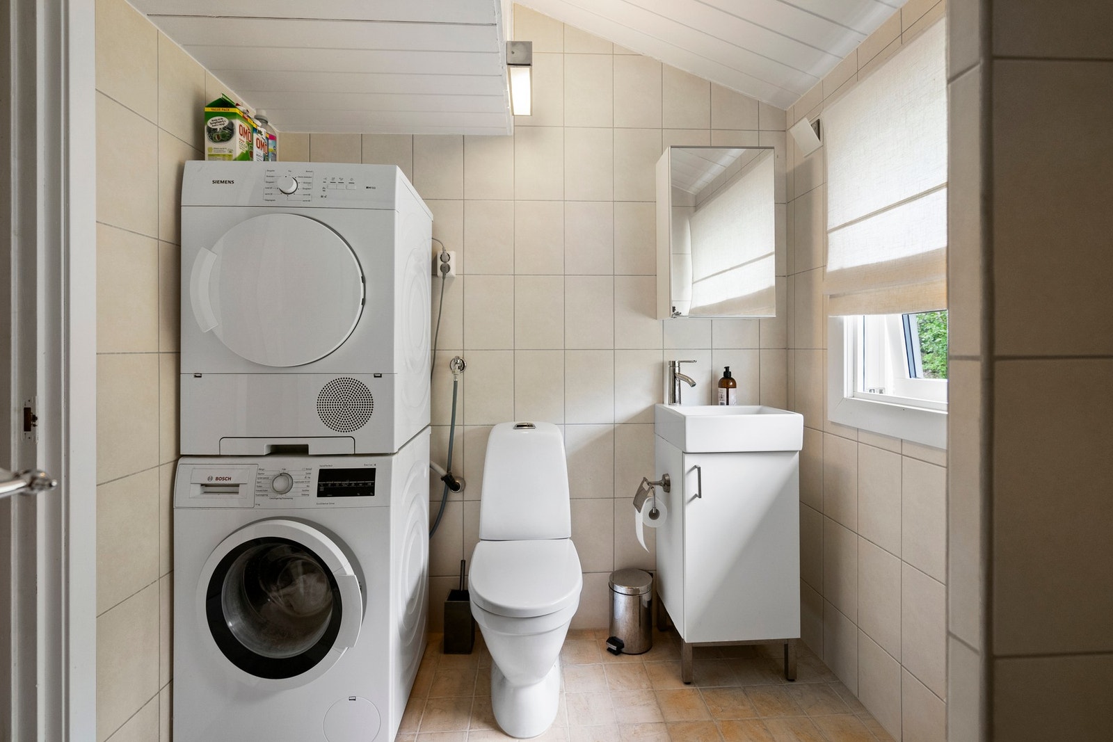 Flislagt bad med varme i gulv samt opplegg for vaskemaskin, toalett og dusj. Galleribilde