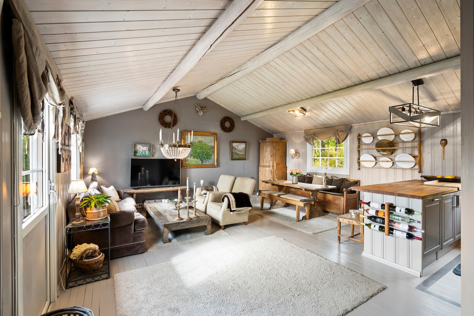 Stuen har god takhøyde og de mange vinduene slipper inn godt med naturlig lys Galleribilde