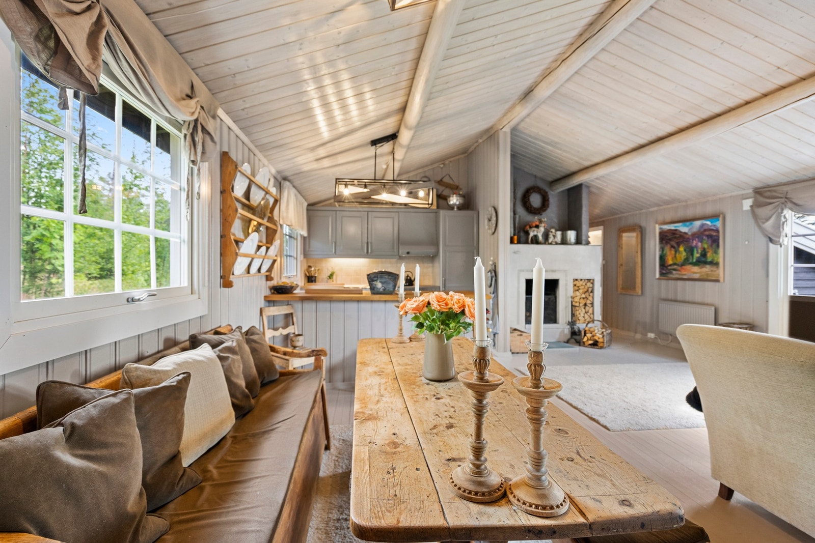 Det er god plass til spisebord i stuen. Galleribilde