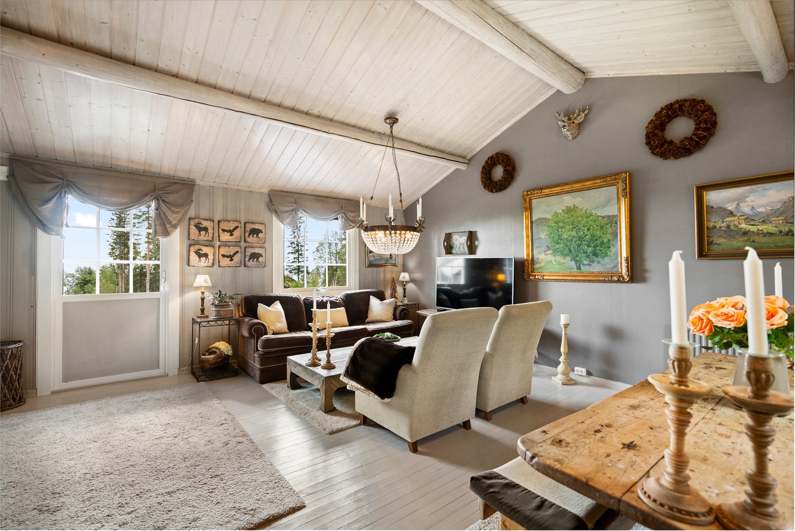 Fra stuen er det utgang til terrassen og hagen. Galleribilde