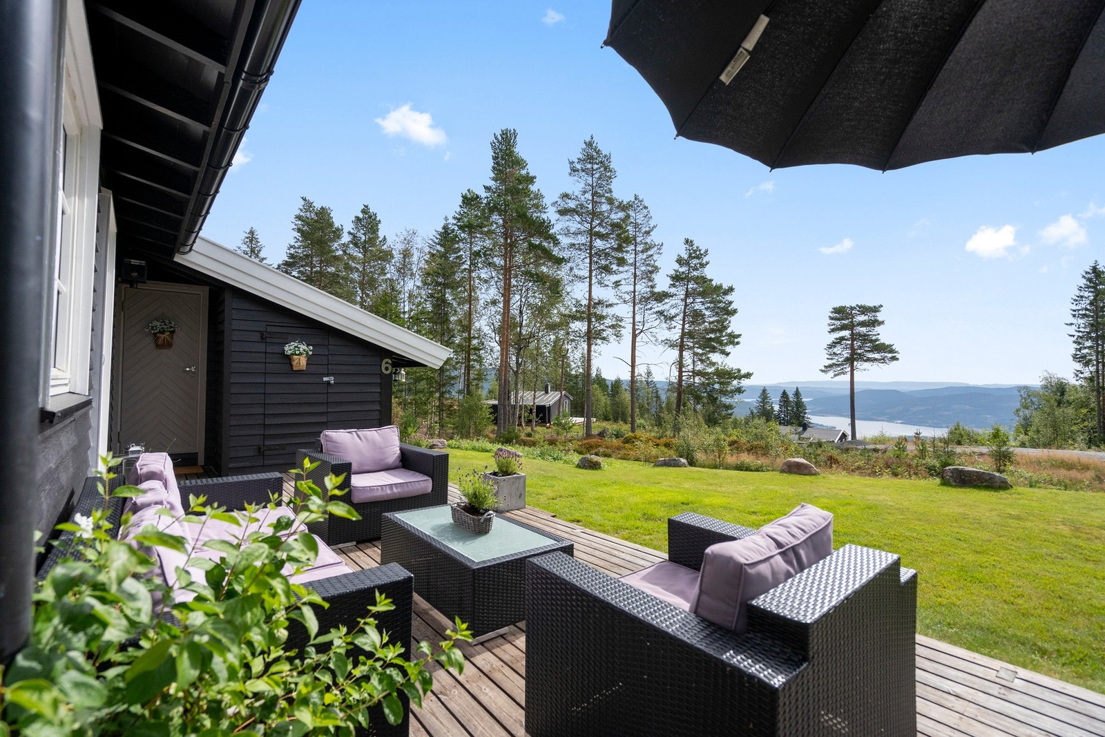 Utsikten fra terrassen er nydelig. Galleribilde