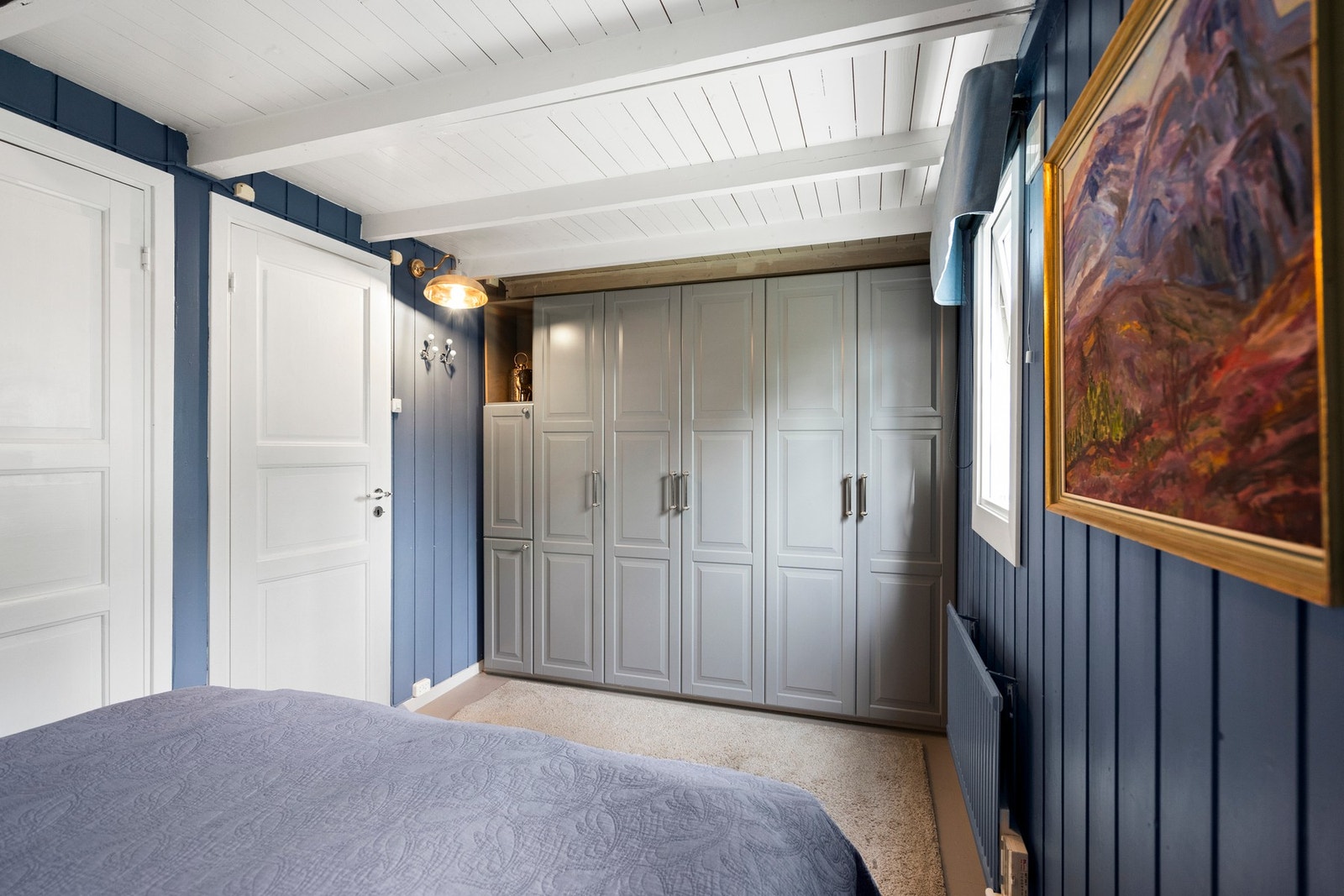 Hovedsoverommet har god med skapplass Galleribilde