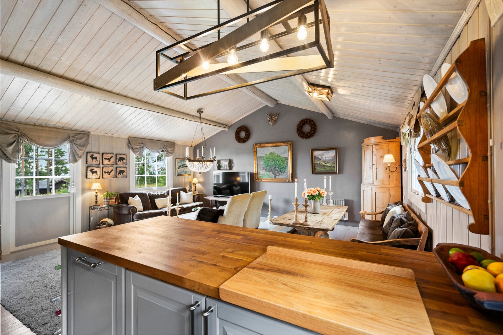 Koselig og praktisk kjøkken med åpen løsning mot stuen. Galleribilde