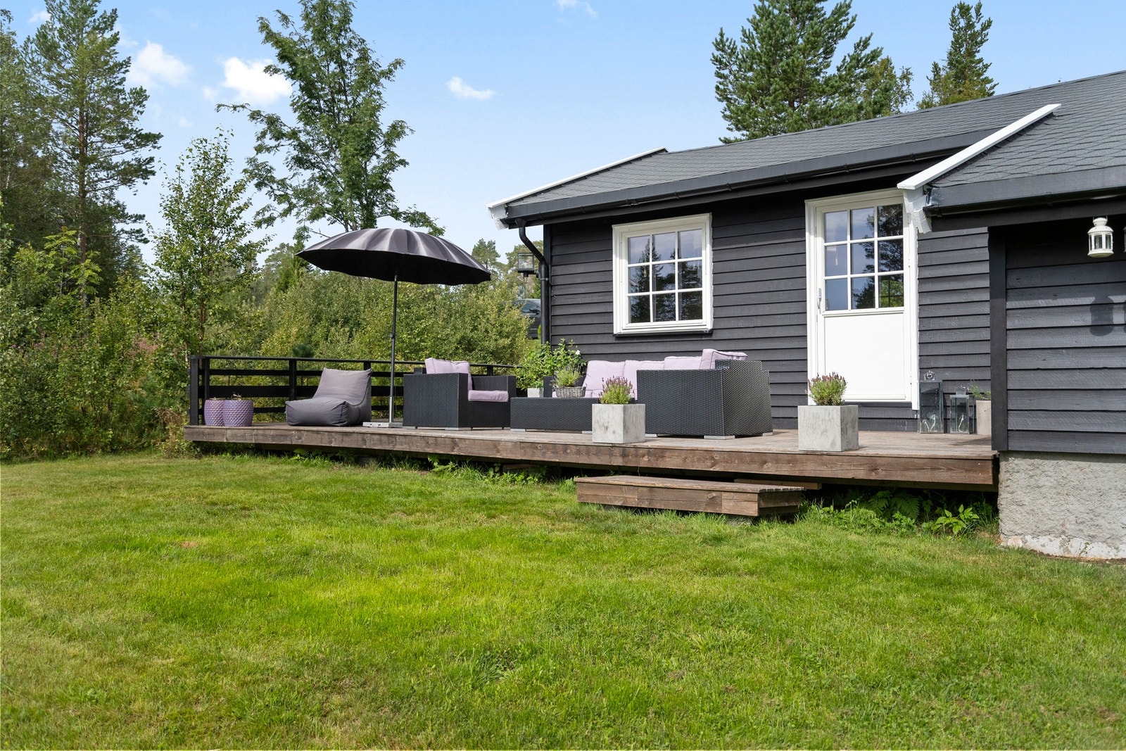 Svært solrik og koselig terrasse i front av hytten Galleribilde