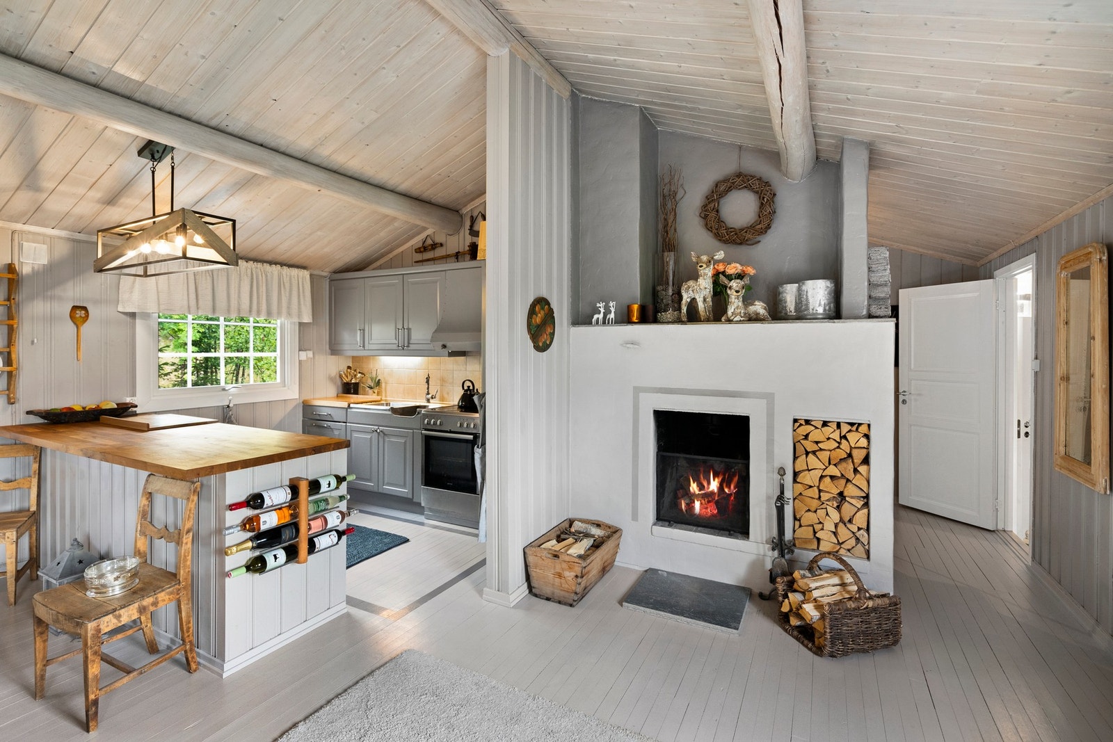 Hyggelig peis i stue/kjøkken sonen. Galleribilde