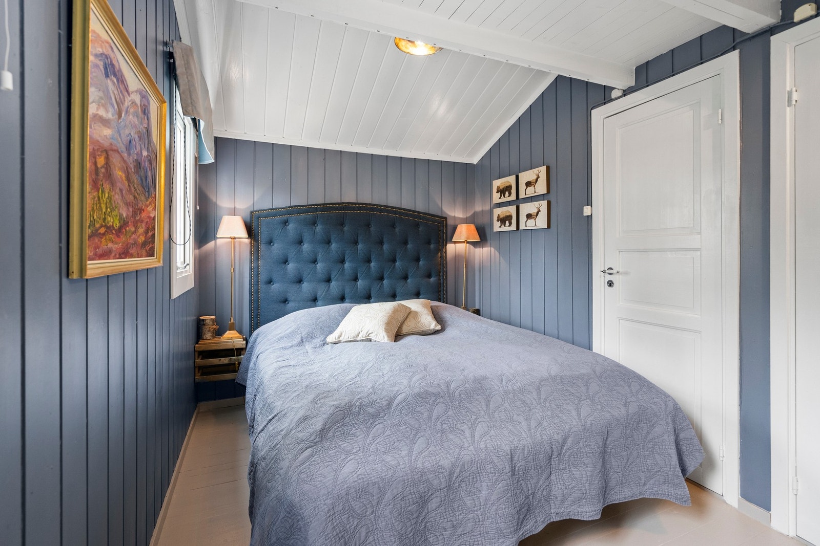 Hovedsoverommet er opprinnelig to rom og kan settes tilbake til det om det er behov for et ekstra soverom Galleribilde