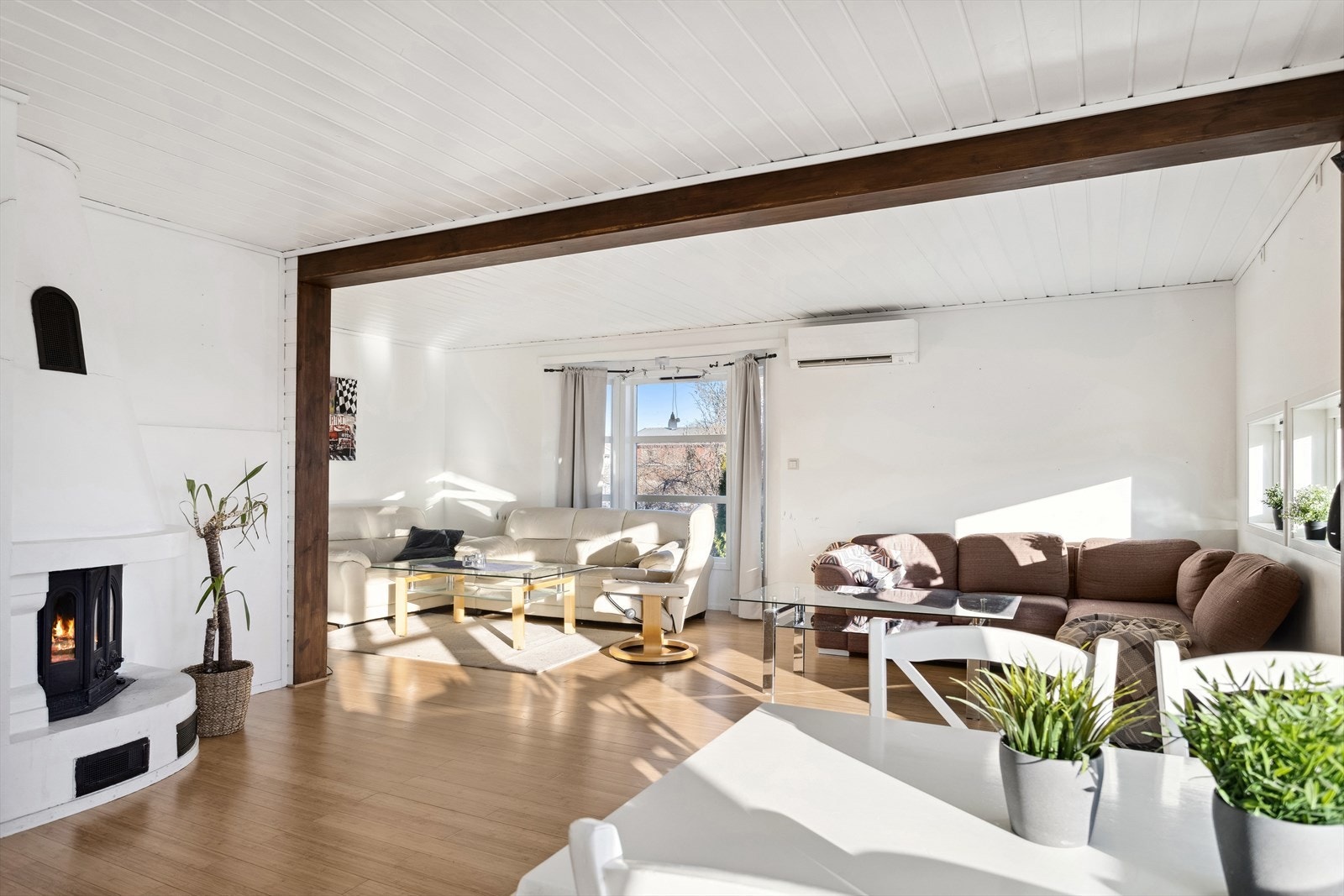 På stuen er det en peisinnsats som gir god stemning og fin hustemperatur på kjølige høst- og vinterkvelder. Galleribilde