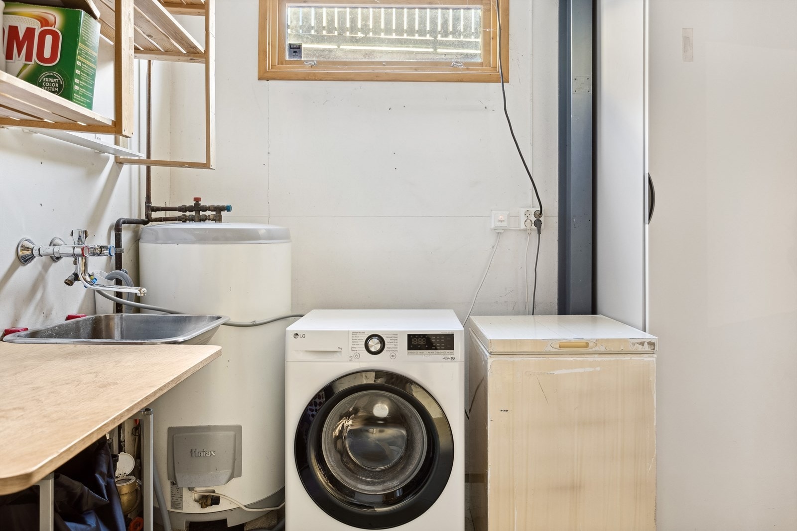 Vaskerom er ca 12 m² og har malt betonggulv, slett malte vegger dels trepanel. Takplater i himling. Overflatene vurderes å ha oppnådd forventet levetid. Vaskerommet har opplegg for vaskemaskin, utslagsvask og varmtvannsbereder. Galleribilde