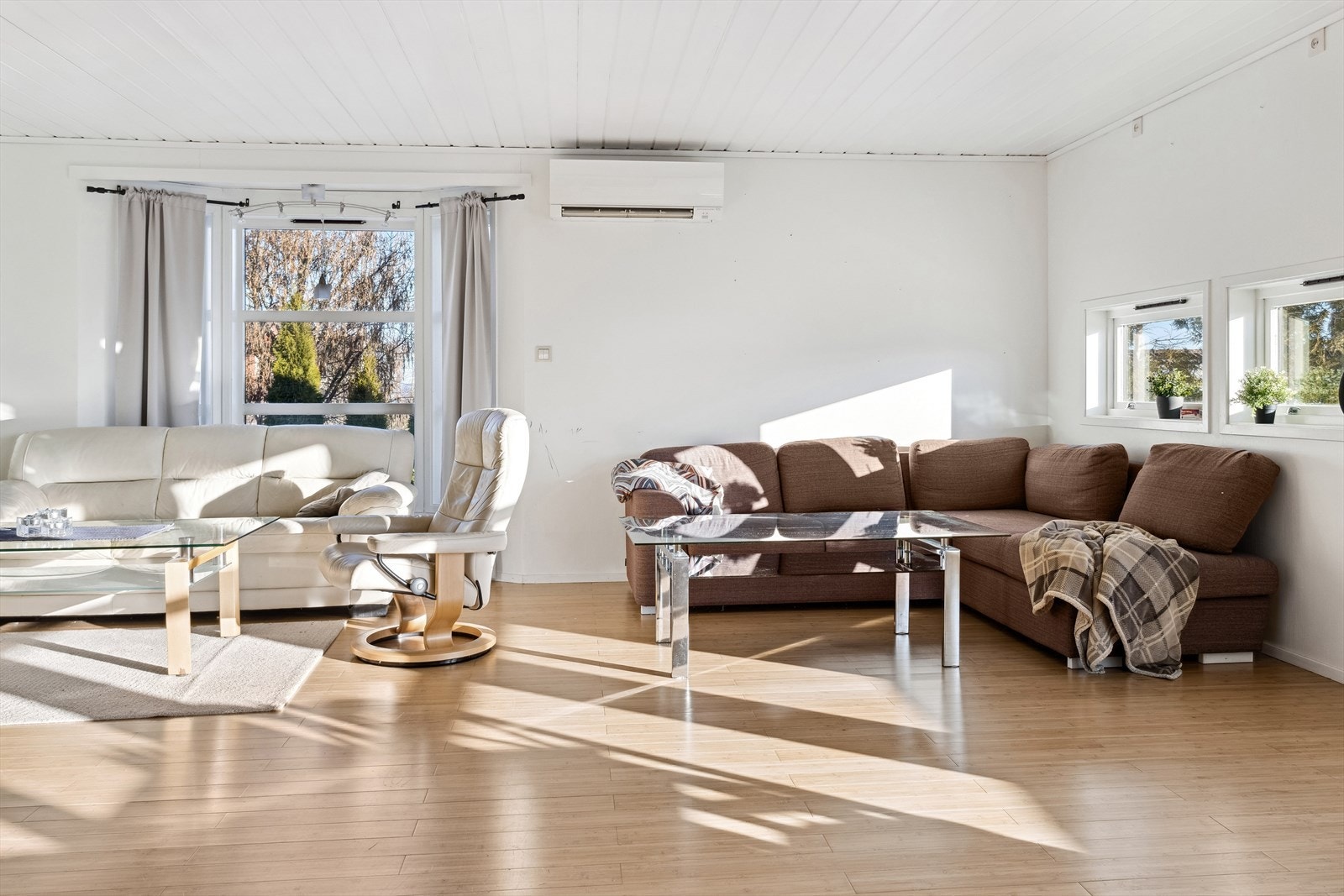 På stuen er det i tillegg montert inn en varmepumpe som gir økt komfort og lavere strømkostnader. Varmer vinterstid, kjøler sommerstid. Galleribilde