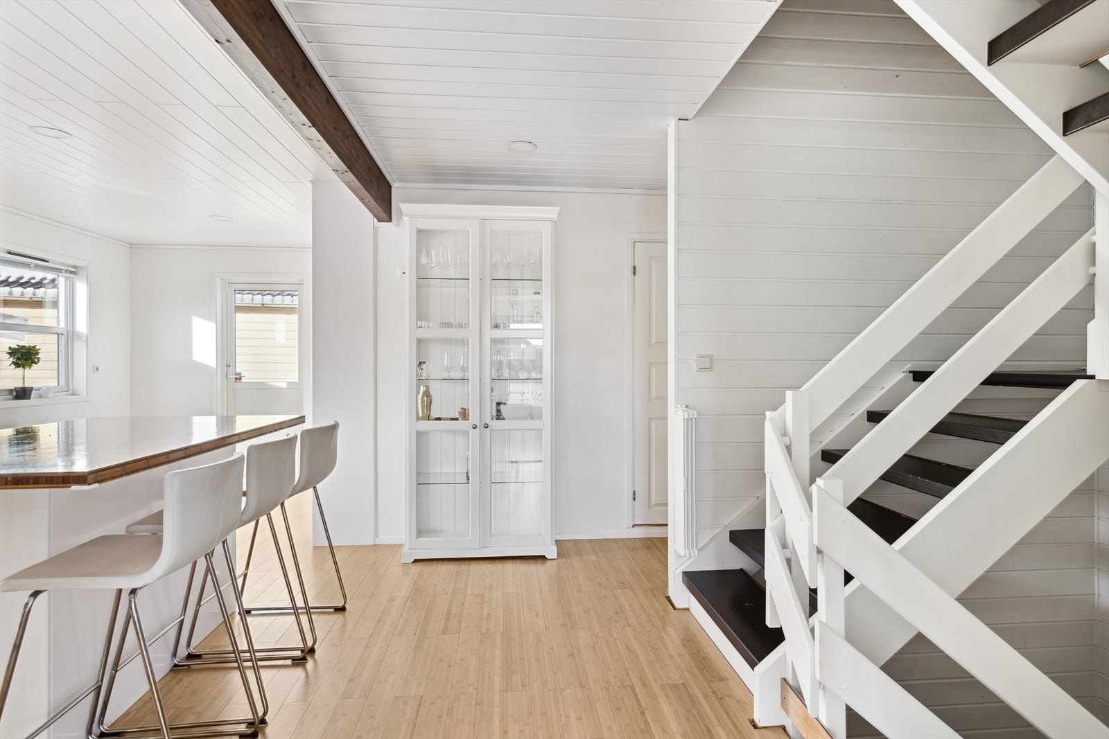 Gang m/trapp er ca 14 m². Galleribilde