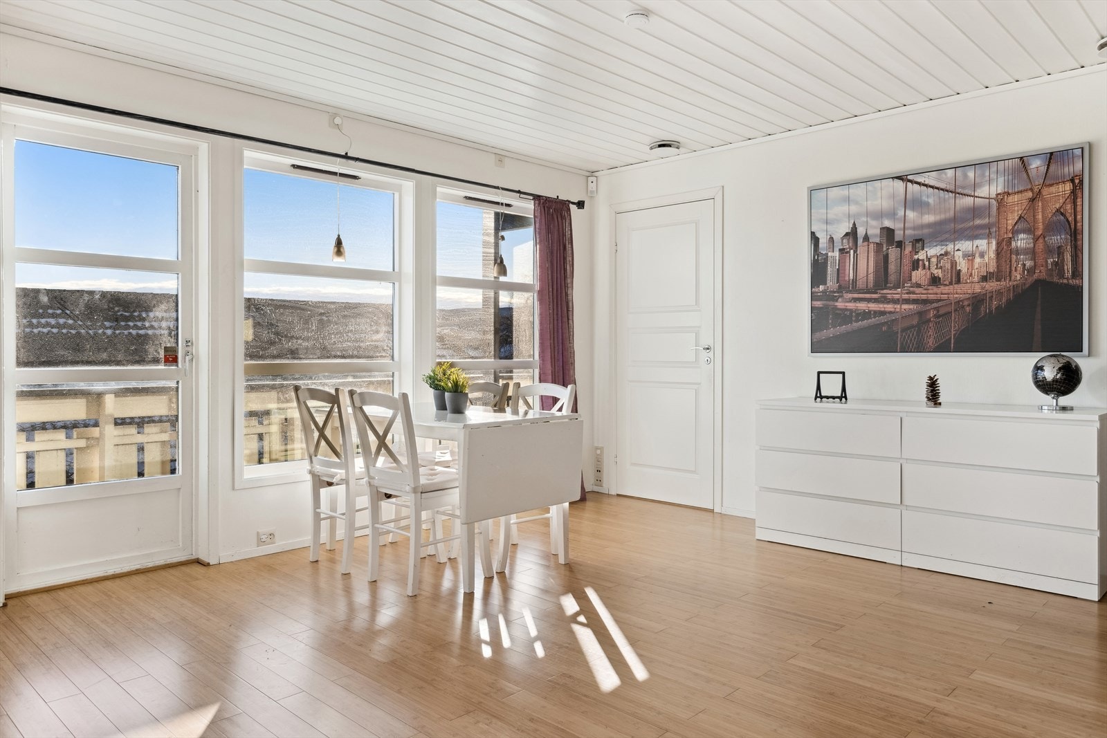 Stuen har store vindusflater som gir mye naturlig lysinnslipp og bidrar til en behagelig romfølelse. Galleribilde