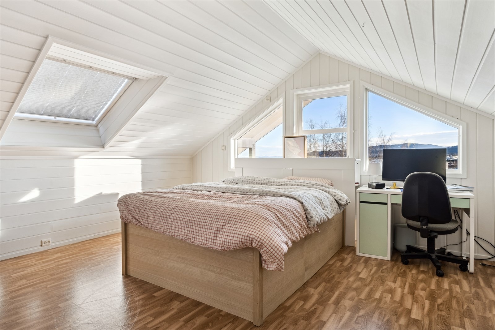 I loftsetasjen er det et romslig soverom. (opprinnelig loftstue med utgang til en veranda. Galleribilde