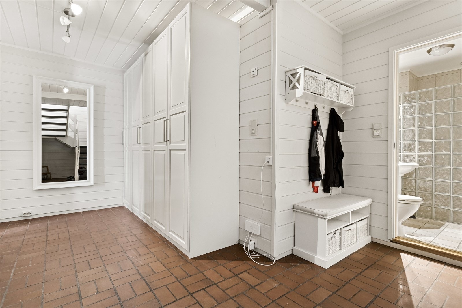 Gang m/trapp tlhørende hoveddel (i sokkel) er ca 17 m². Galleribilde