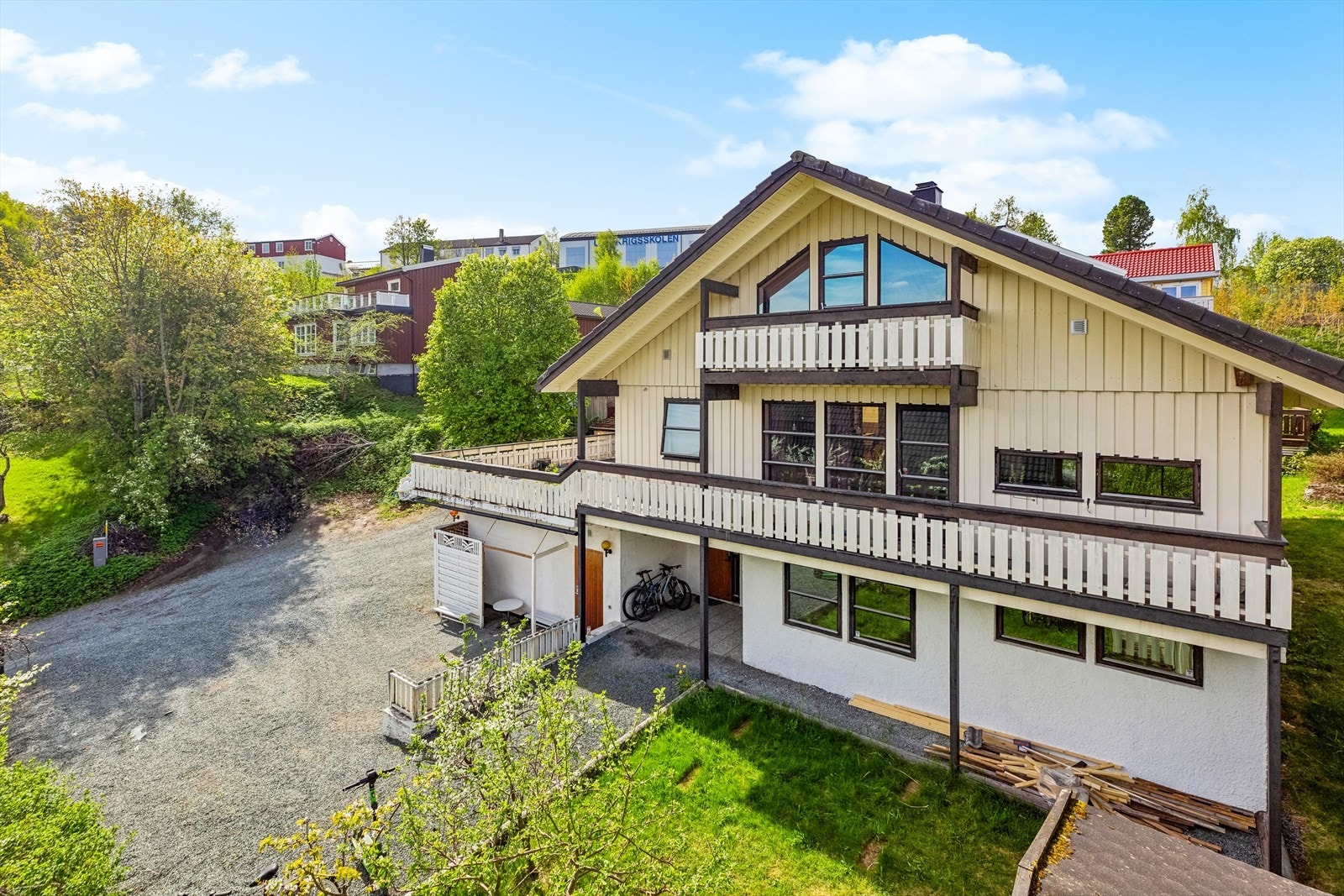Eiendomsmegler Jørgen Michaelsen ønsker deg velkommen til en romslig og meget innholdsrik enebolig som i sin helhet er utleid for tilsammen kr. 51 000,- pr. mnd. Galleribilde