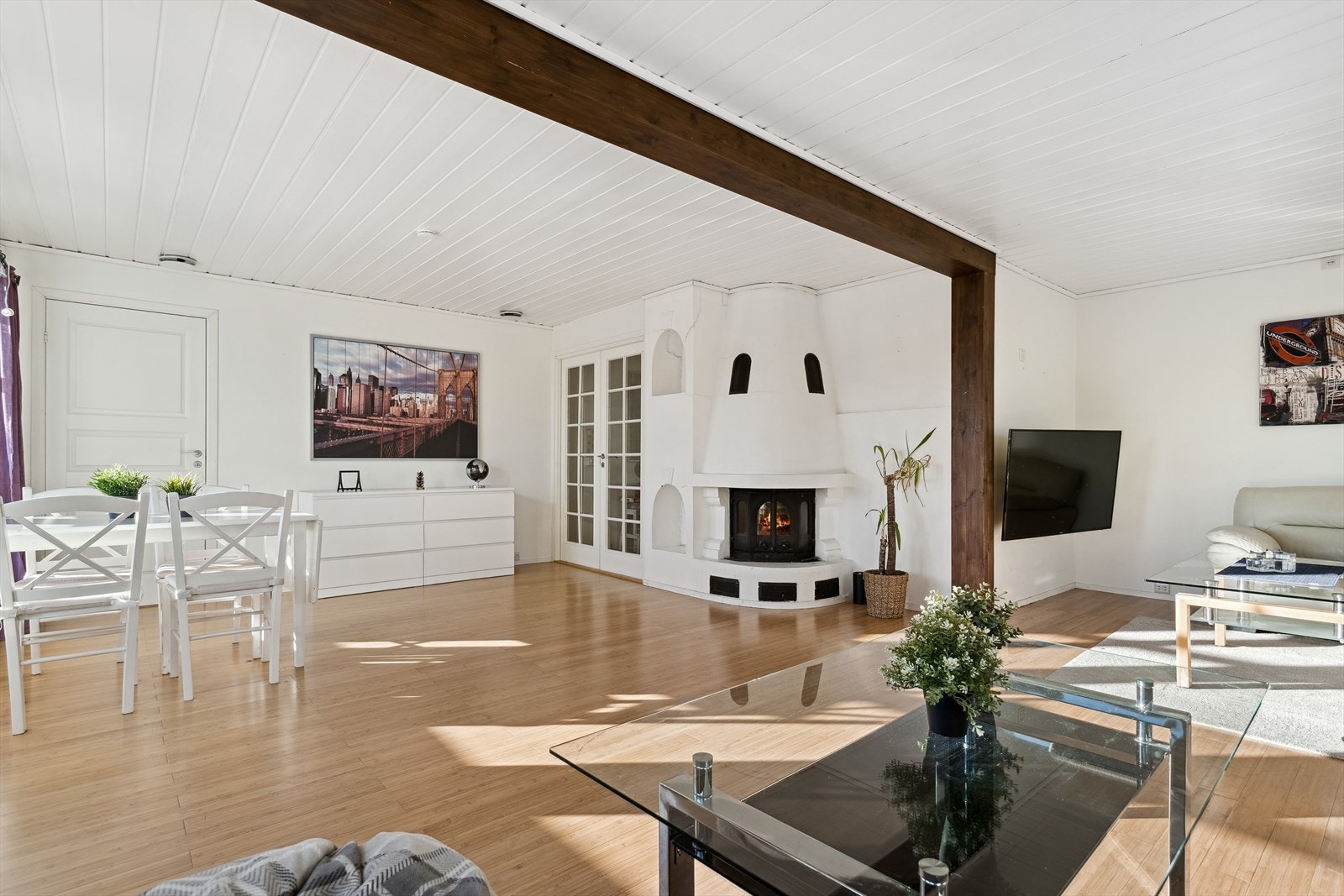 Stuens gode utforming og de tidløse fargevalgene på vegger legger et godt grunnlag for å innrede rommet etter eget ønske. Galleribilde